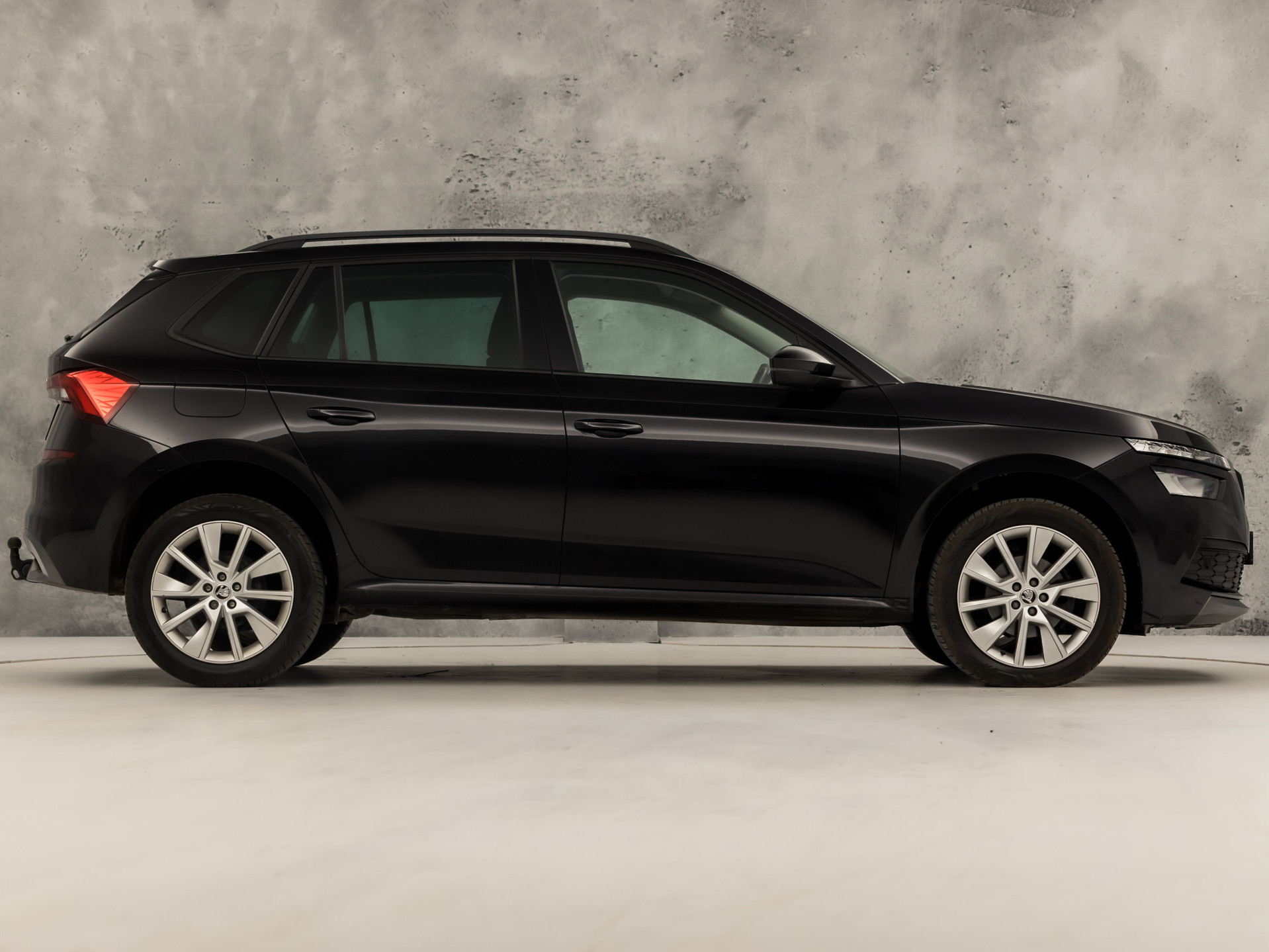 Škoda Kamiq 1.0 TSI Sport (VIRTUAL COCKPIT, APPLE CARPLAY, GROOT NAVI, TREKHAAK, PARKEERSENSOREN, SPORTSTOELEN, GETINT GLAS, CRUISE, NIEUWE APK, NIEUWSTAAT)
