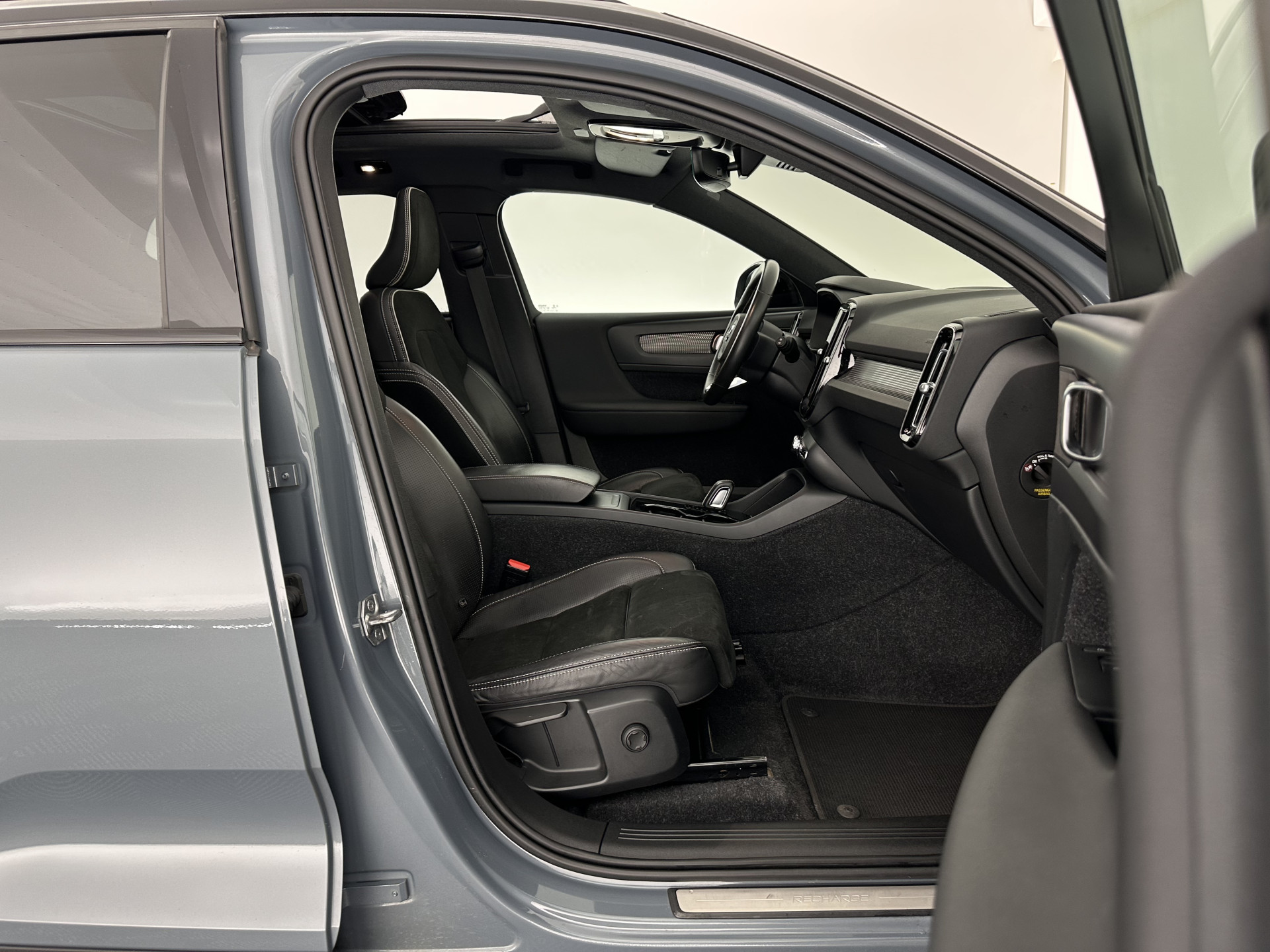 Volvo XC40 Recharge P8 AWD R-Design [ 3-Fase-11kW ] {SOH-90%} (INCL-BTW) Aut. *PANO | LEATHER-ALCANTARA | ADAPTIVE-CRUISE | DIGI-COCKPIT | FULL-LED | HARMAN/KARDON | TOPVIEW | NAVI-FULLMAP | ECC | PDC | KEYLESS | HEATED-SPORTSEATS | TOWBAR | 20''ALU*