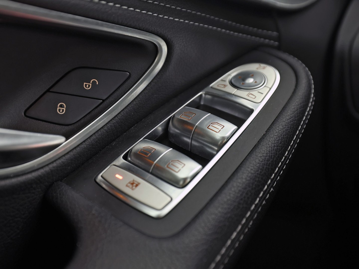 Mercedes-Benz C-Klasse 180 AMG Sport Automaat (GROOT NAVI, LEDER, STOELVERWARMING, GETINT GLAS, SPORTSTOELEN, CRUISE, NIEUWE APK, NIEUWSTAAT)