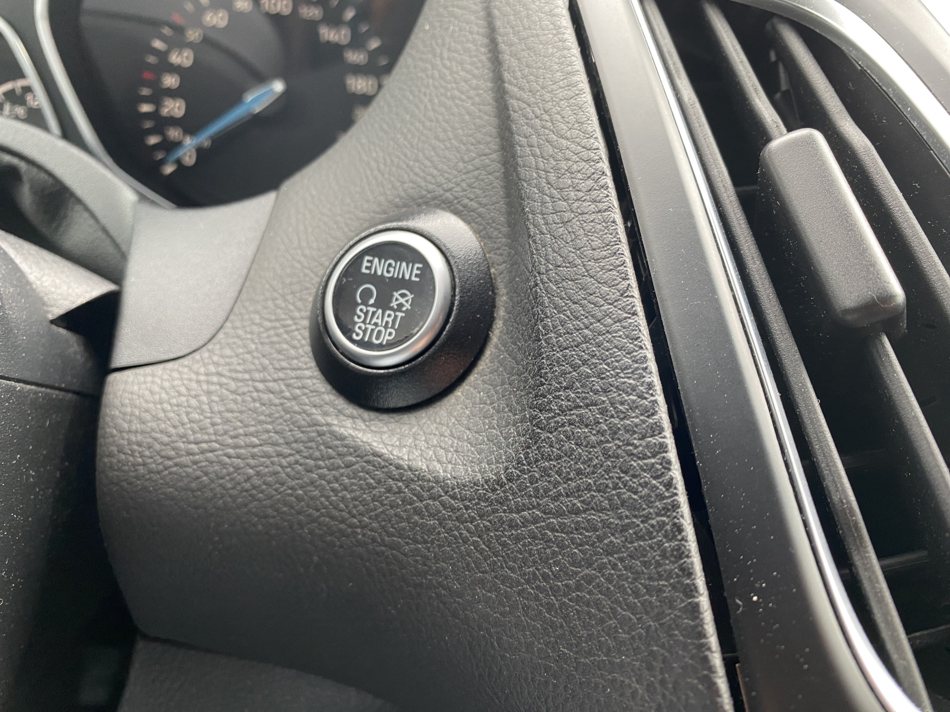 Ford Focus 1.5 ST-Line 150 pk | navigatie | cruise control | trekhaak | all season banden | carplay | parkeersensoren