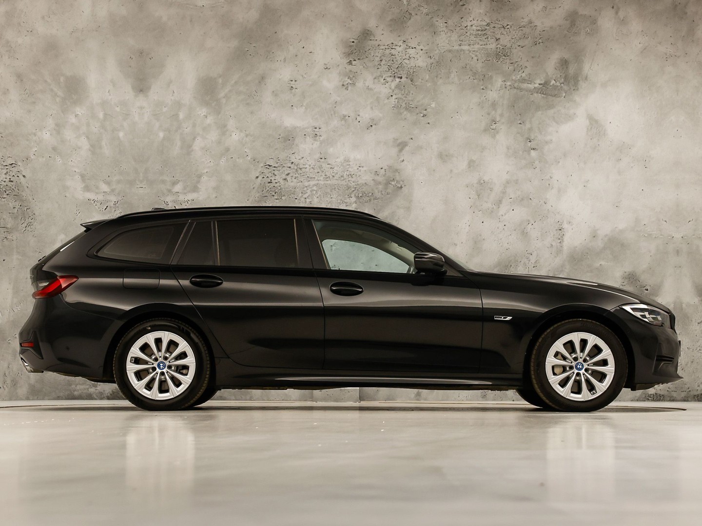 BMW 3-serie Touring 330e Sport 292Pk Automaat (APPLE CARPLAY, SOH 90,2%, GROOT NAVI, COGNAC LEDER, CAMERA, STOELVERWARMING, SFEERVERLICHTING, ELEK ACHTERKLEP, GETINT GLAS, NIEUWSTAAT)