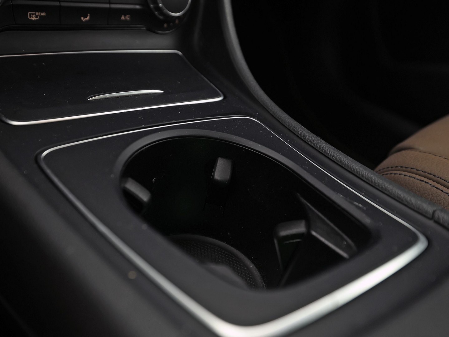 Mercedes-Benz GLA-klasse 250 4Matic Premium AMG Sport 211Pk Automaat (PANORAMADAK, MEMORY SEATS, GROOT NAVI, CAMERA, TREKHAAK, SPORTSTOELEN, GETINT GLAS, BRUIN LEDER, STOELVERWARMING, NIEUWSTAAT)