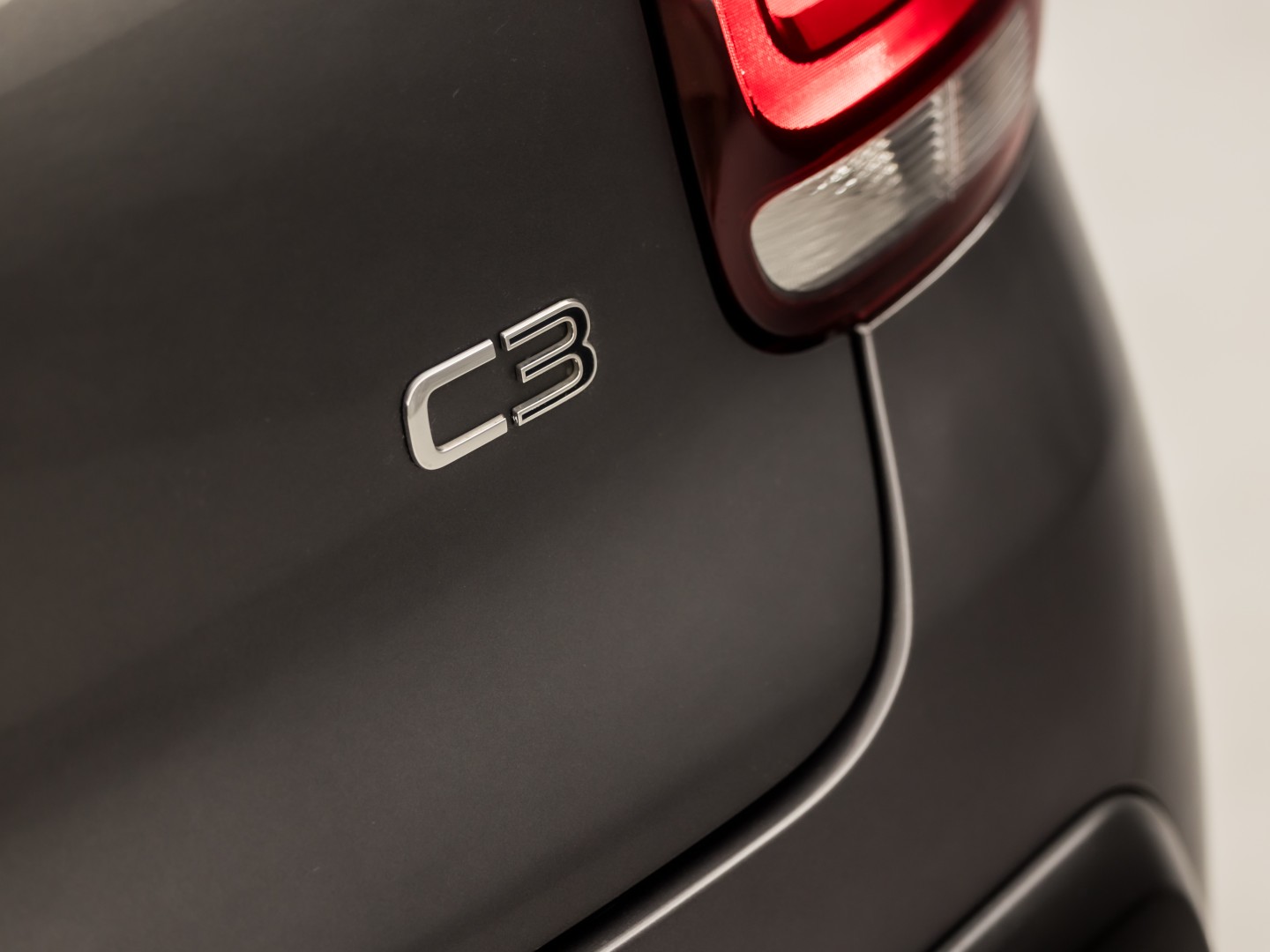 Citroën C3 1.2 PureTech S&S Sport Automaat (APPLE CARPLAY, GROOT NAVI, CAMERA, SPORTSTOELEN, PARKEERSENSOREN, LM VELGEN, CRUISE, NIEUWSTAAT)