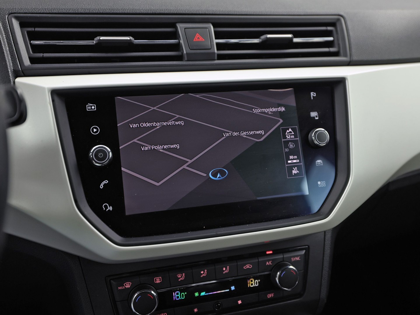 SEAT Arona 1.0 TSI Sport (APPLE CARPLAY, GROOT NAVI, CLIMATE, ZWART HEMEL, SPORTSTOELEN, PARKEERSENSOREN, ELEK PAKKET, CRUISE, NIEUWSTAAT)