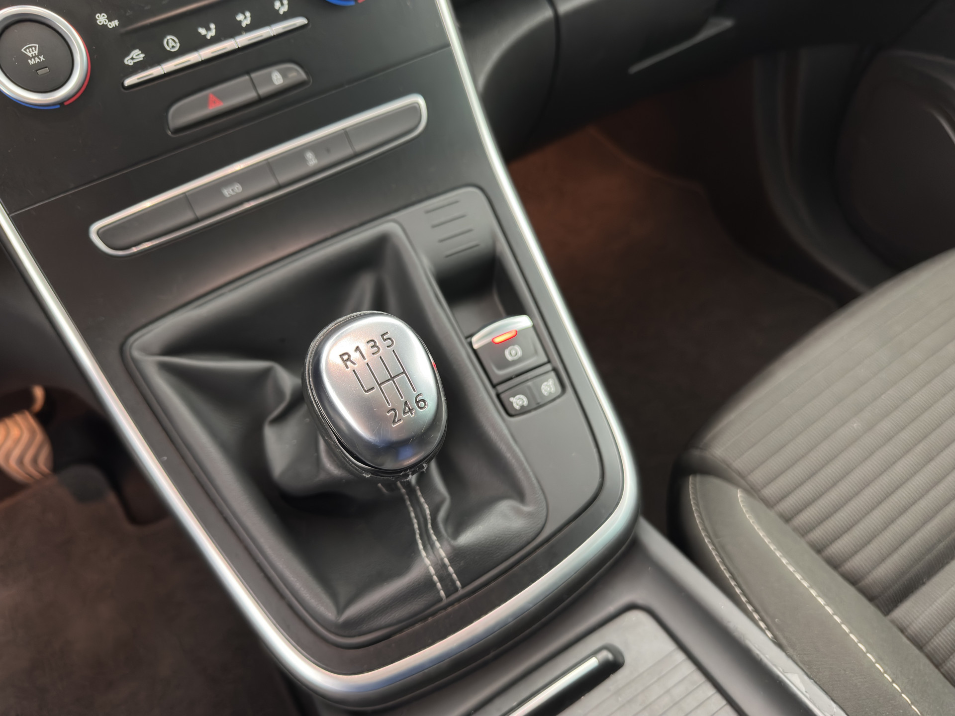 Renault Grand Scénic 1.3 TCe Business Zen [ 7-Pers. ] (INCL-BTW) *NAVI-FULLMAP | COMFORT-SEATS | DIGI-COCKPIT | ECC | PDC | CRUISE | PRIVACY-GLASS | DAB | CARPLAY*