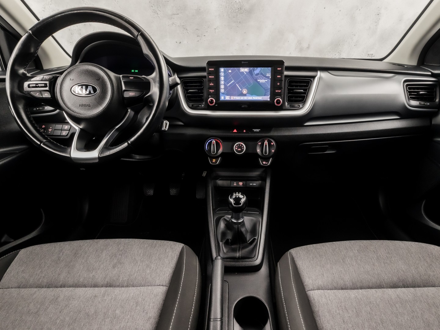 Kia Stonic 1.2 Navigator Sport (APPLE CARPLAY, NAVIGATIE, CAMERA, LM VELGEN, SPORTSTOELEN, PARKEERSENSOREN, ELEK RAMEN, NIEUWSTAAT)