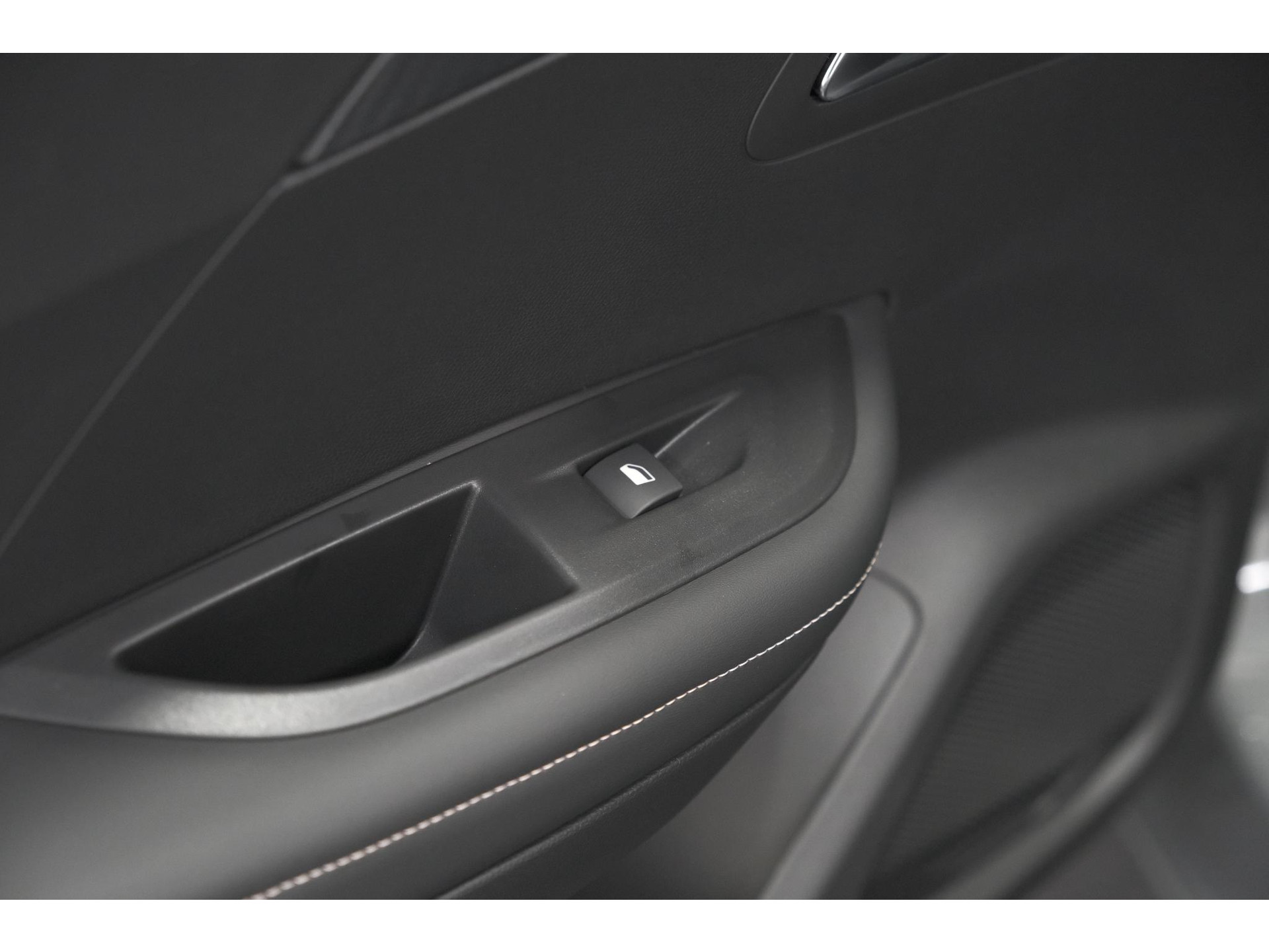 Peugeot e-2008 EV Allure 54 kWh | 11 KW Lader | Warmtepomp | Apple Carplay | Parkeersensoren
