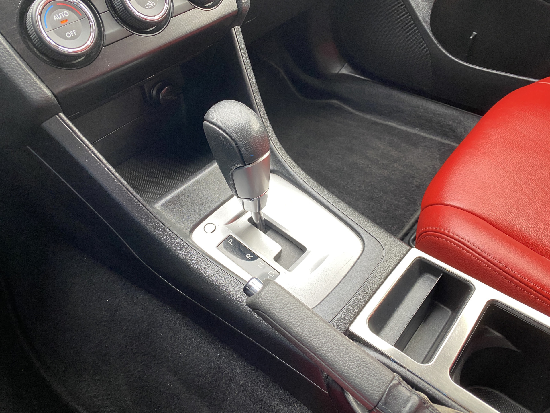 Subaru XV 2.0i Luxury AWD 150 pk AUT. | dealer onderhouden | navigatie | trekhaak | leder interieur | camera | all season banden