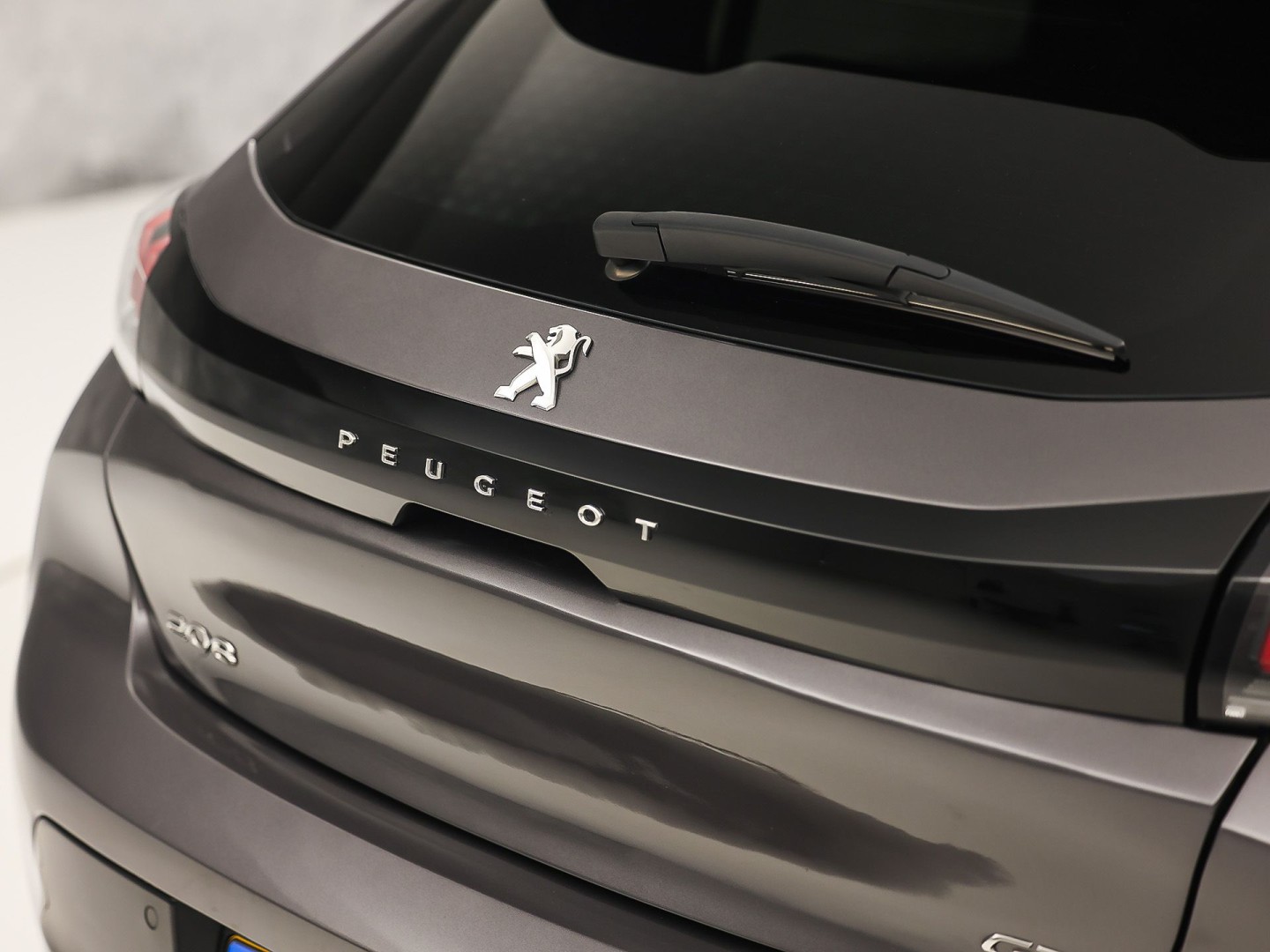 Peugeot 208 1.2 PureTech GT-Line Automaat (VIRTUAL COCKPIT, APPLE CARPLAY, GROOT NAVI, LEDER, 360 CAMERA, SPORTSTOELEN, GETINT GLAS, LM VELGEN, LANE ASSIST, NIEUWSTAAT)