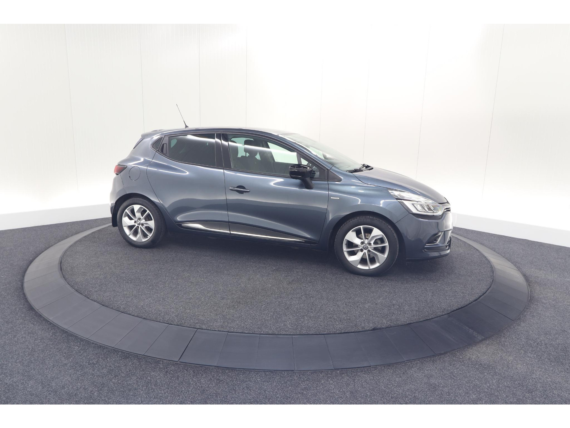 Renault Clio 1.2 Limited | Trekhaak | Navigatie | Parkeersensoren | Climate Control