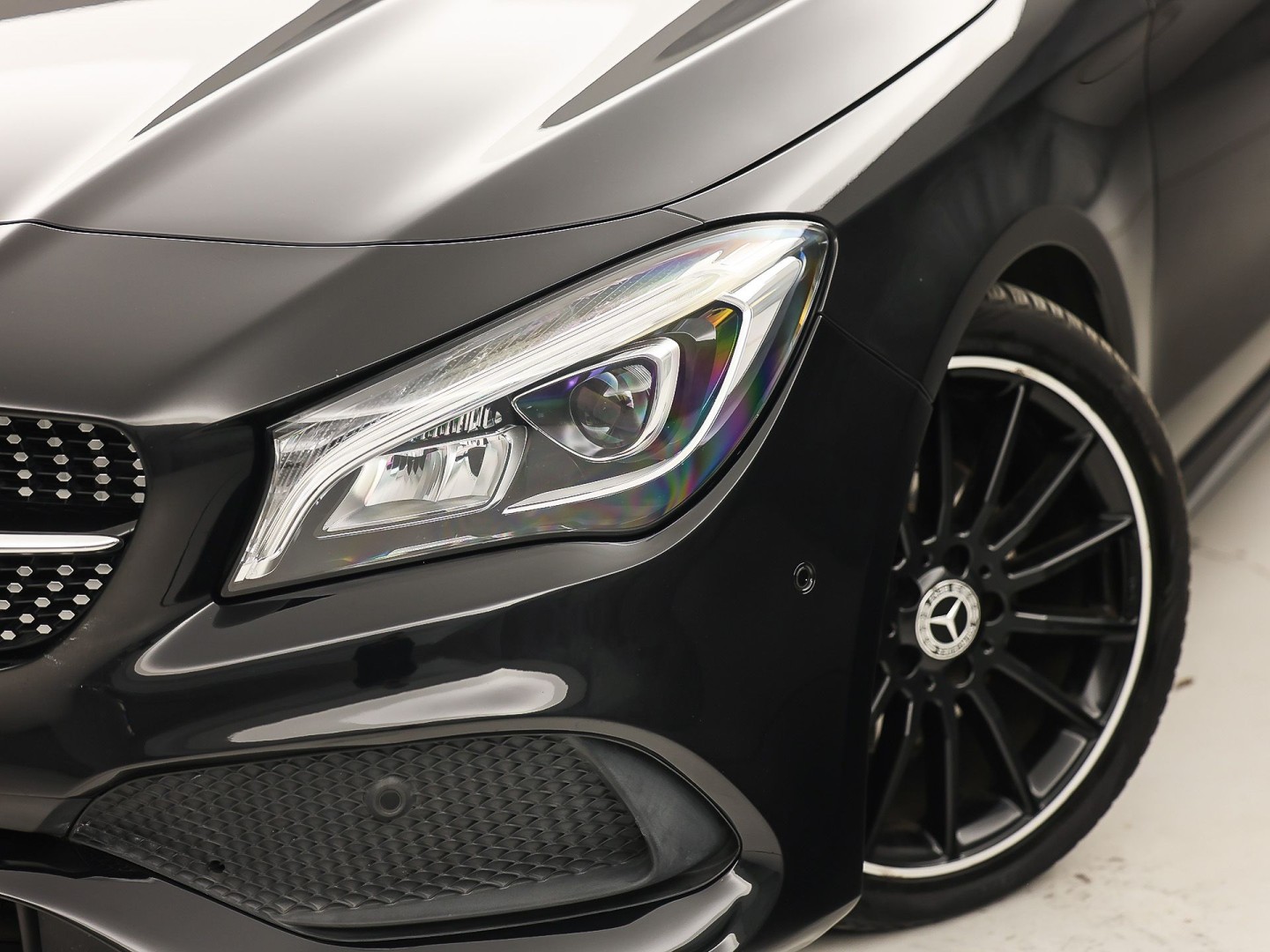 Mercedes-Benz CLA-Klasse 180 AMG Sport Automaat (PANORAMADAK, GROOT NAVI, BRUIN LEDER, CAMERA, STOELVERWARMING, SPORTSTOELEN, GETINT GLAS, DIAMOND GRILL, NIEUWE APK, NIEUWSTAAT)