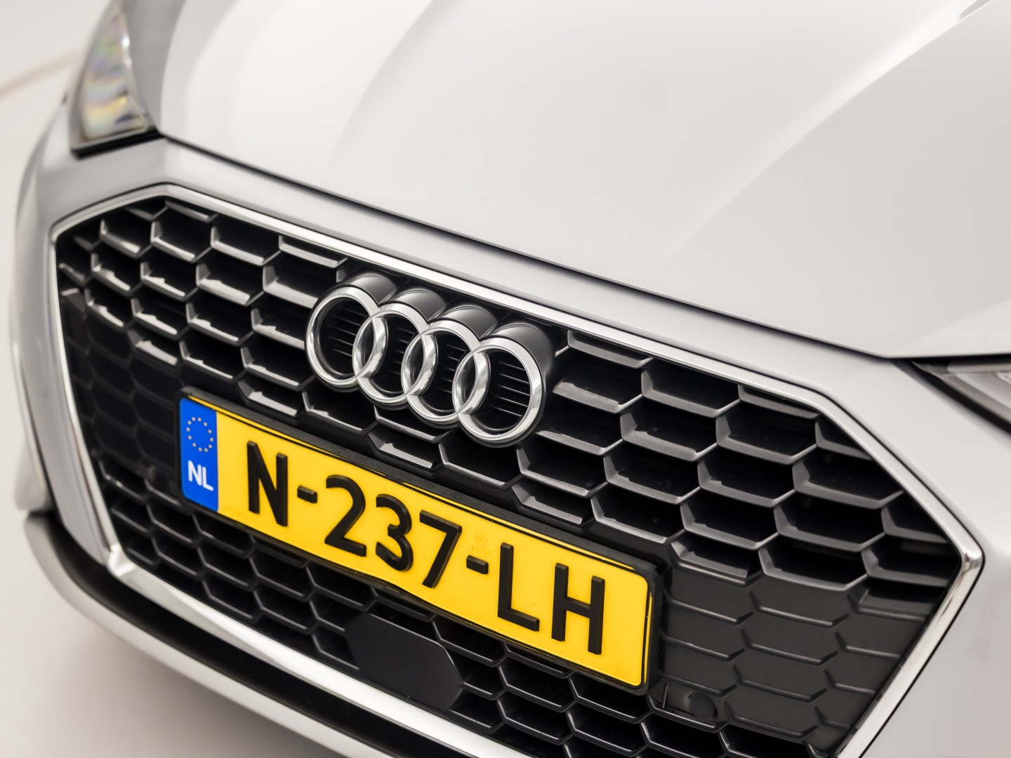 Audi A3 Sportback 30 TFSI Sport (APPLE CARPLAY, GROOT NAVI, CAMERA, ELEK STOEL, ADAPTIVE CRUISE, STOELVERWARMING, SPORTSTOELEN, GETINT GLAS, KEYLESS START, NIEUWSTAAT)