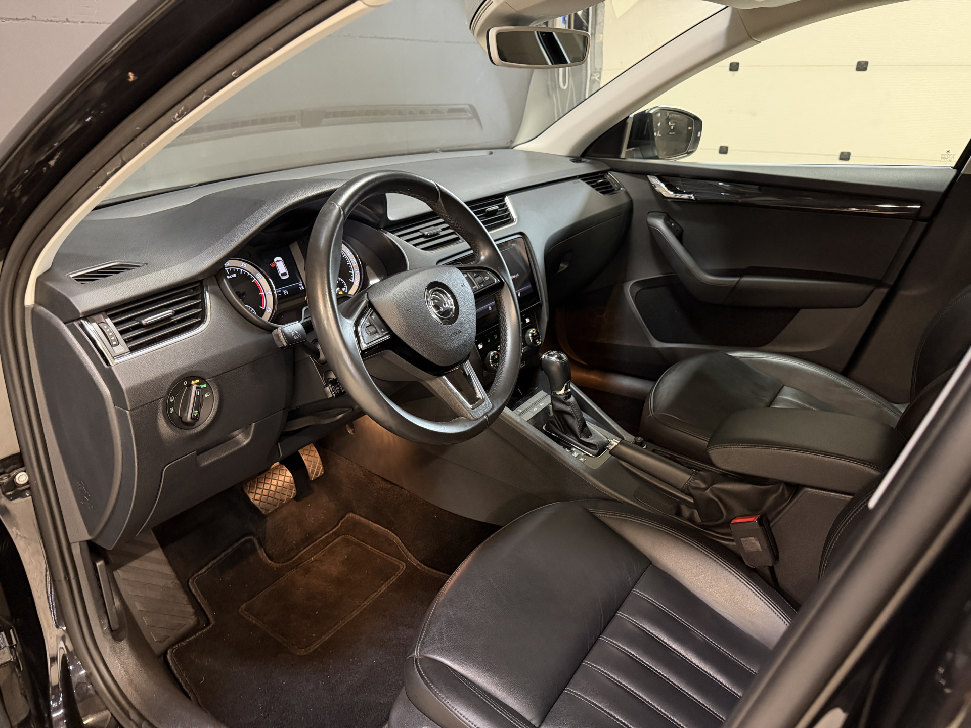 ŠKODA Octavia Combi 2.0 TSI 191PK Style Business | Leder | Adaptive cruise | Afn. trekhaak | Camera | Carplay | Dealer onderhouden