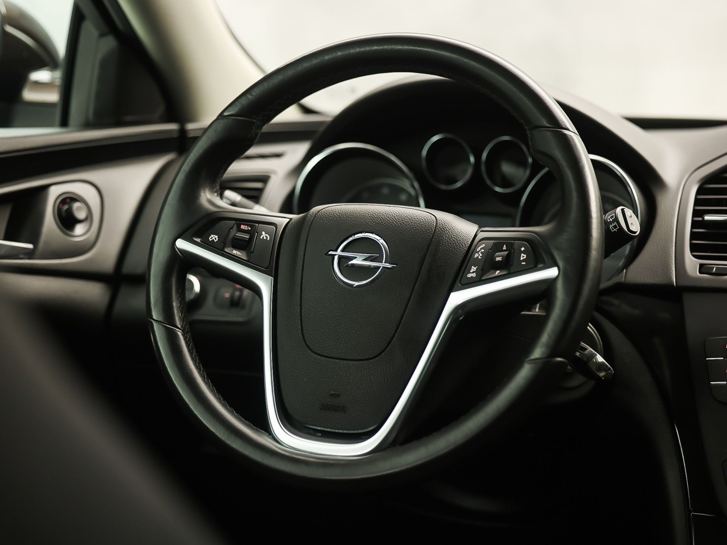 Opel Insignia 1.6 T Innovation Sport 179Pk (NAVIGATIE, CLIMATE, STOELVERWARMING, GETINT GLAS, SPORTSTOELEN, TREKHAAK, CRUISE, NIEUWSTAAT)