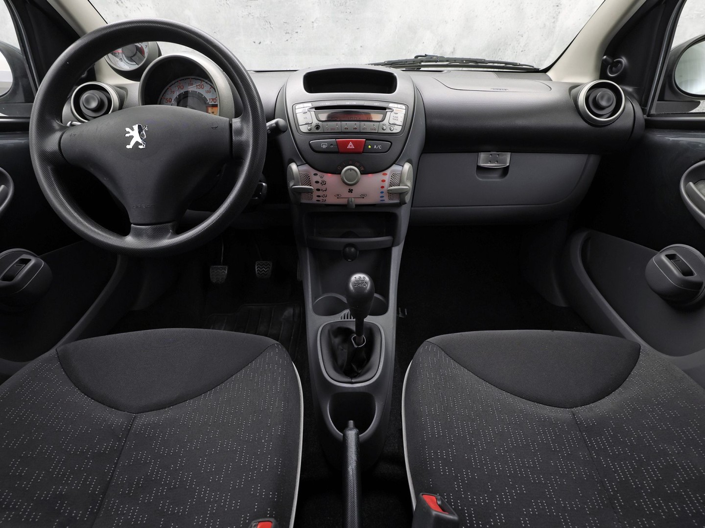 Peugeot 107 1.0-12V Sport (5 DEURS, AIRCO, TOERENTELLER, SPORTSTOELEN, RADIO, ELEK RAMEN, NIEUWE APK, NIEUWSTAAT)