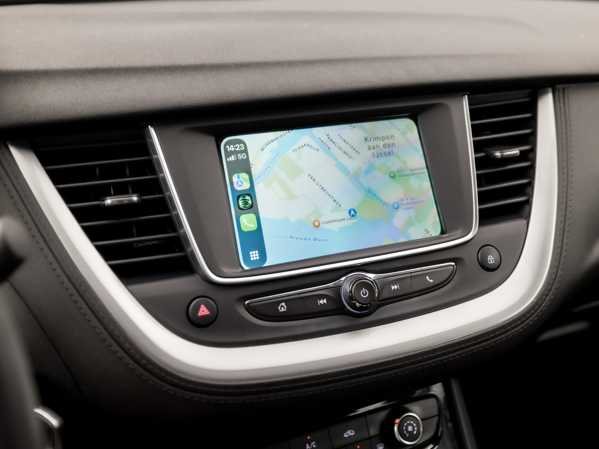 Opel Grandland X 1.2 Turbo Sport (APPLE CARPLAY, NAVIGATIE, GETINT GLAS, CRUISE, SPORTSTOELEN, ARMSTEUN, LM VELGEN, NIEUWE APK, NIEUWSTAAT)