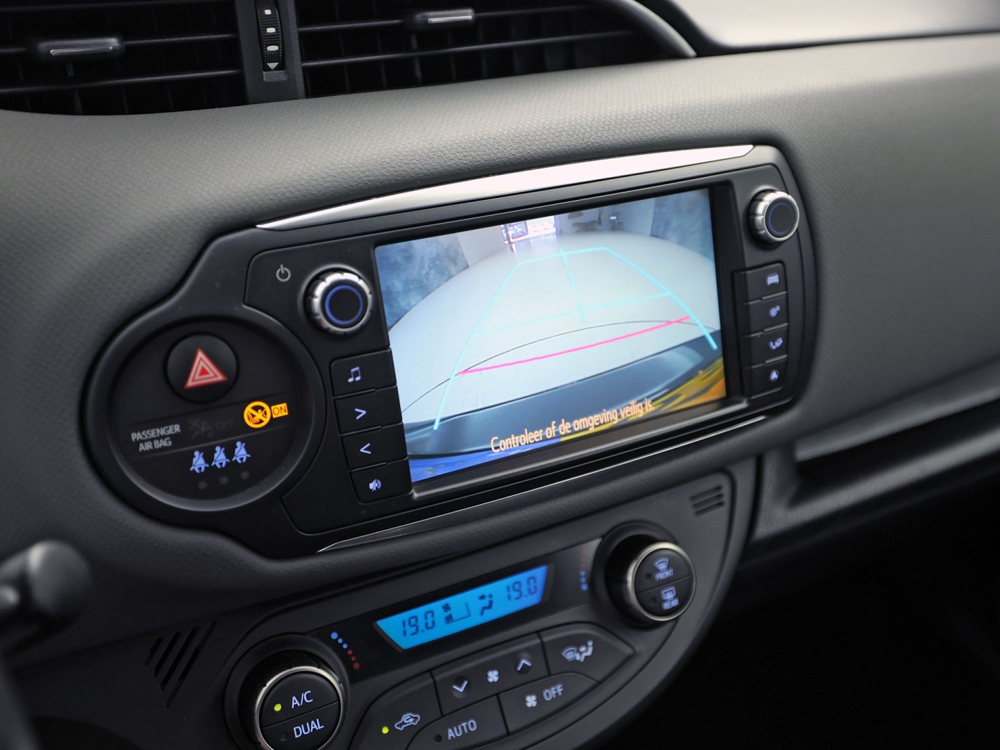 Toyota Yaris 1.5 Hybrid Sport Automaat (NAVIGATIE, CAMERA, CLIMATE, SPORTSTOELEN, CRUISE, ELEK PAKKET, NIEUWSTAAT)