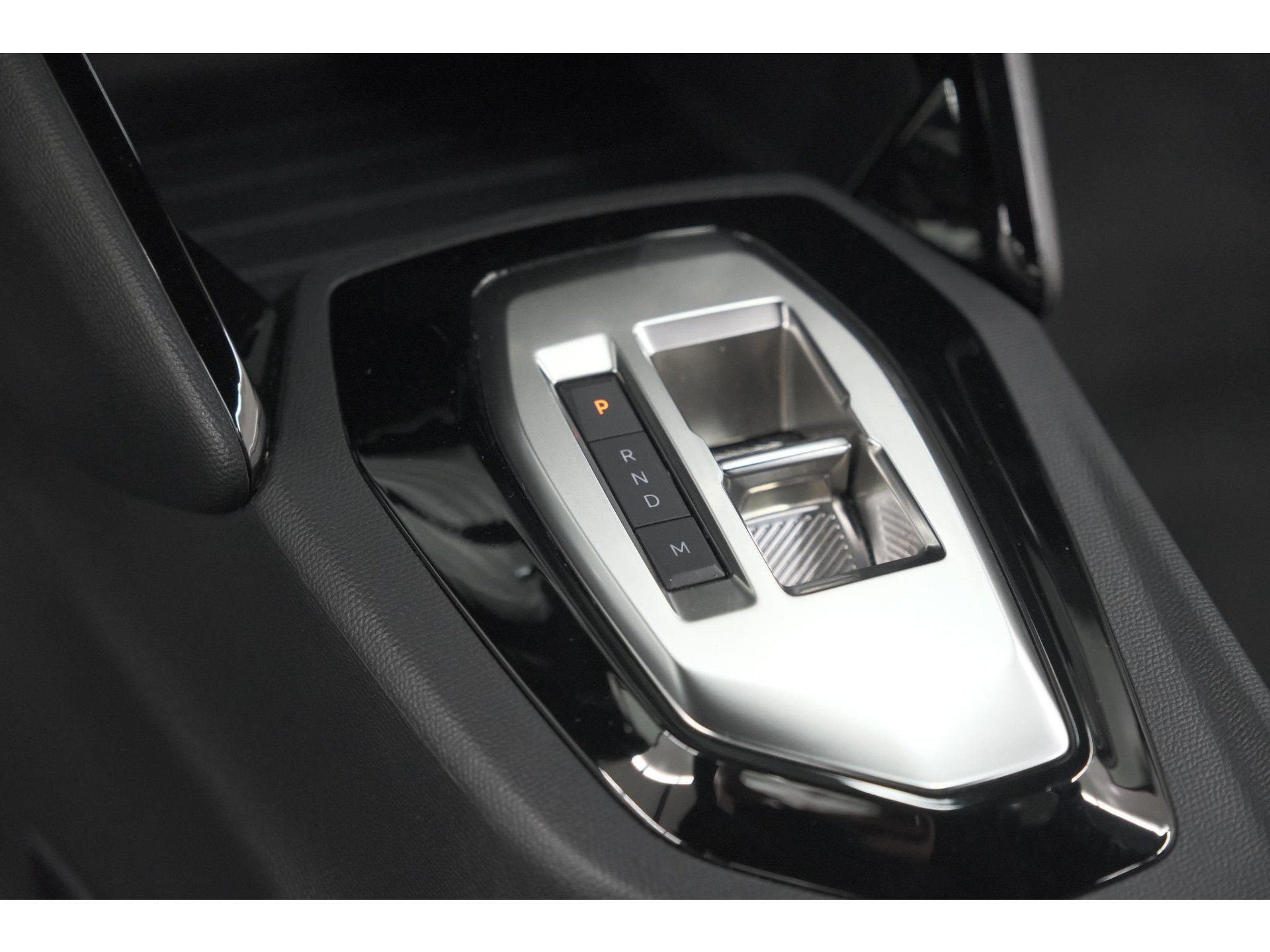 Peugeot 2008 Hybrid 136 e-DCS6 Style | Apple Carplay | Parkeersensoren | Climate control