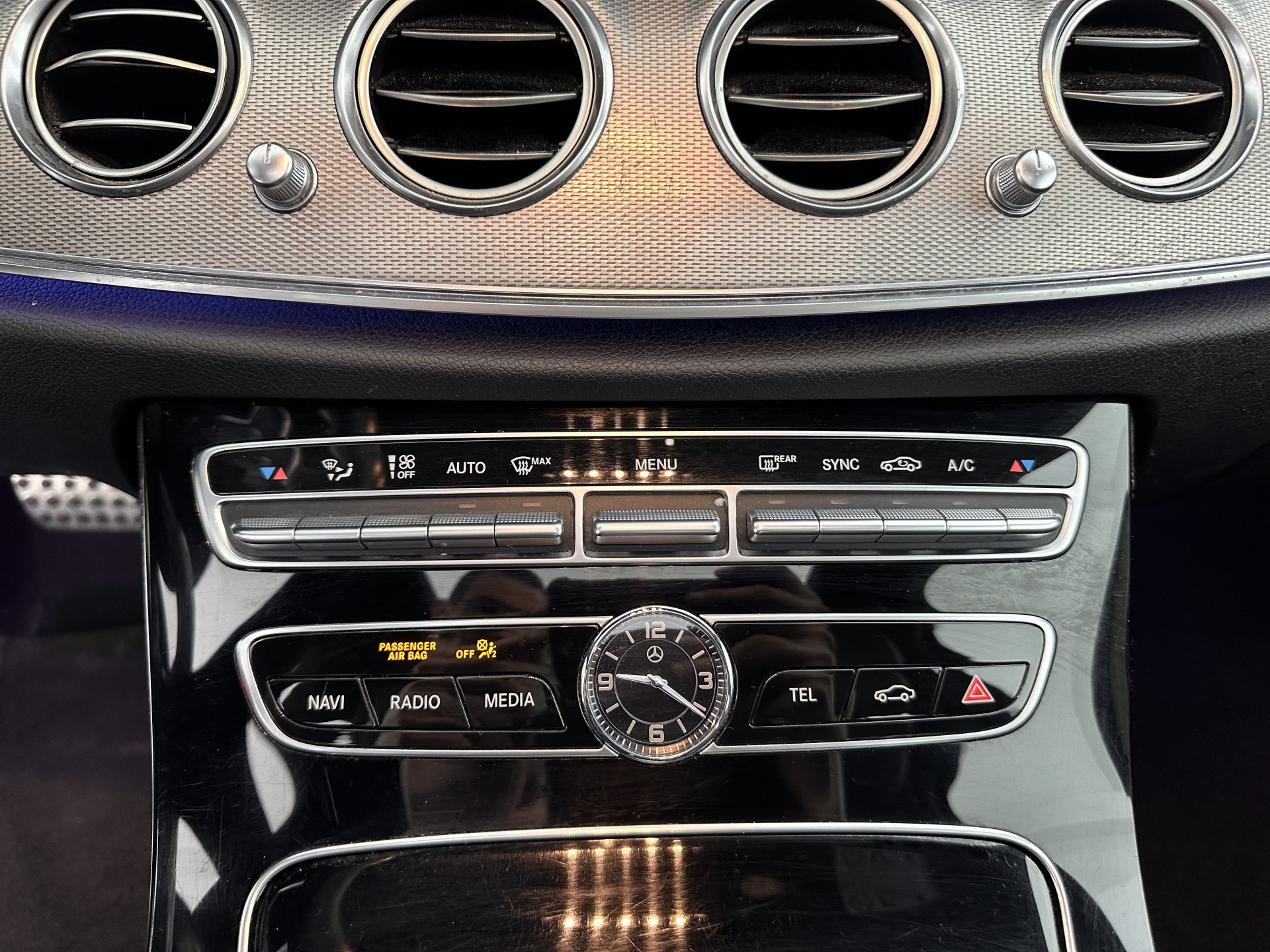 Mercedes-Benz E-klasse 220 d AMG-Line (INCL-BTW ) Aut. *PANO | FULL-LED | LEATHER-MICROFIBRE | WIDE-SCREEN-DIGI-COCKPIT | NAVI-FULLMAP | AMBIENT-LIGHT | HEATED-SPORTSEATS | ECC | SHIFT-PADLLES | PDC | CRUISE | 19"ALU*