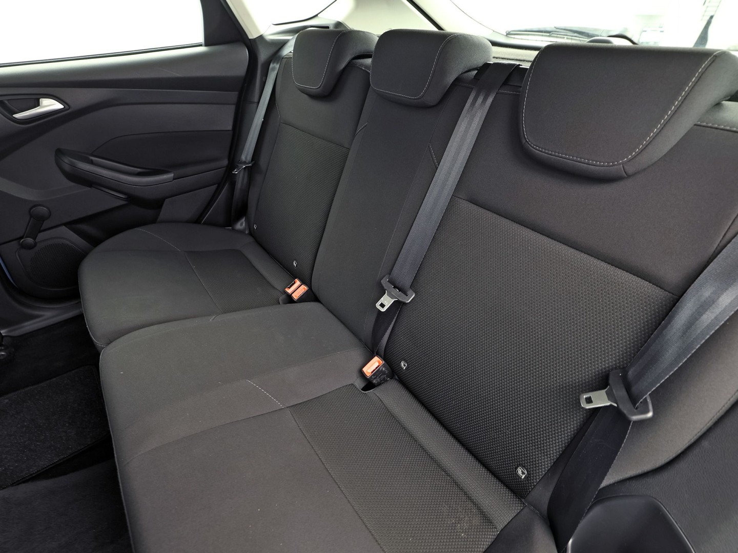 Ford Focus 1.0 Sport (NAVIGATIE, LM VELGEN, PARKEERSENSOREN, TREKHAAK, SPORTSTOELEN, CRUISE, NIEUWSTAAT)