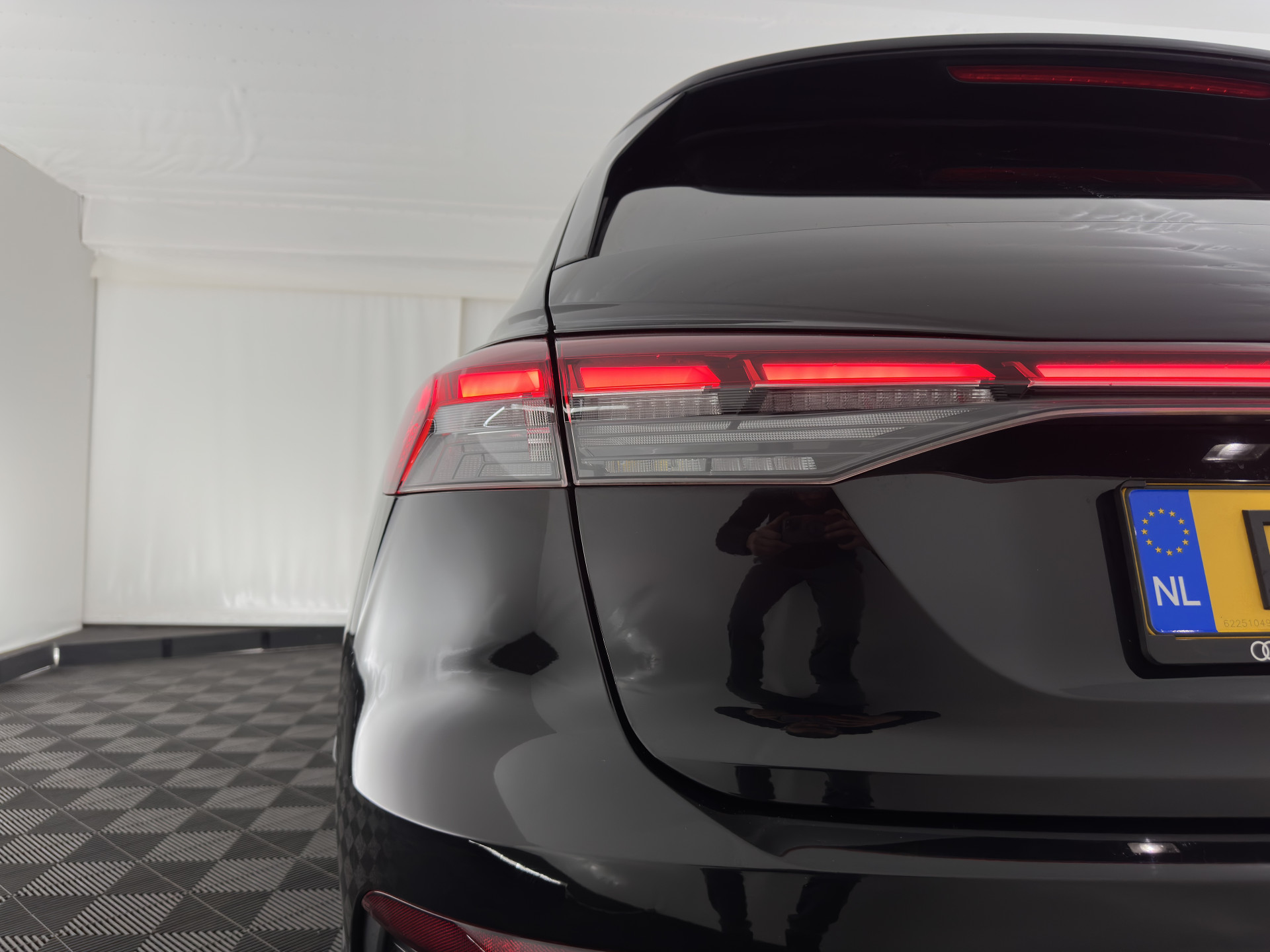 Audi Q4 e-tron 40 Launch edition Advanced Plus 77 kWh [3-Fase] {SOH-93%} (INCL-BTW) *HEATPUMP | ADAPT-CRUISE | MATRIX-LED | NAVI-FULLMAP | KEYLESS | CAMERA | DIGI-COCKPIT | DAB | AMBIENT-LIGHT | HEATED-SPORTSEATS | SHIFT-PADDLES | PRIVACY-GLASS | 19''ALU*