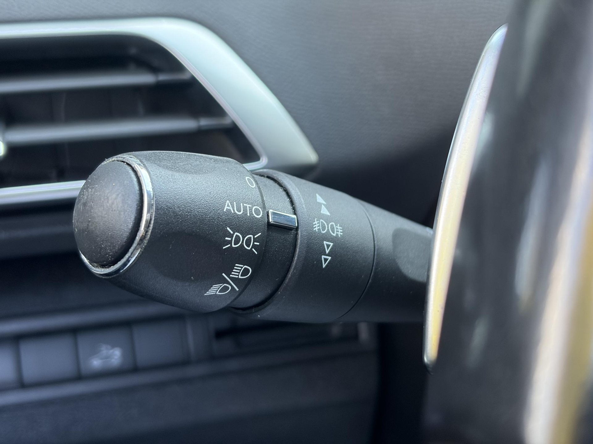 Peugeot 3008 1.2 PureTech Allure ✓1e Eigenaar✓D-riem vv 2024✓360° Camera✓Navi✓Trekhaak✓Carplay✓131pk✓Dealer Onderhouden✓Keyless✓Memory stoelen✓Halfleder✓Pdc V+A✓Stoelverw✓Dodehoeksensor✓17''Lm velgen✓N.A.P✓Apk tot 03-2027