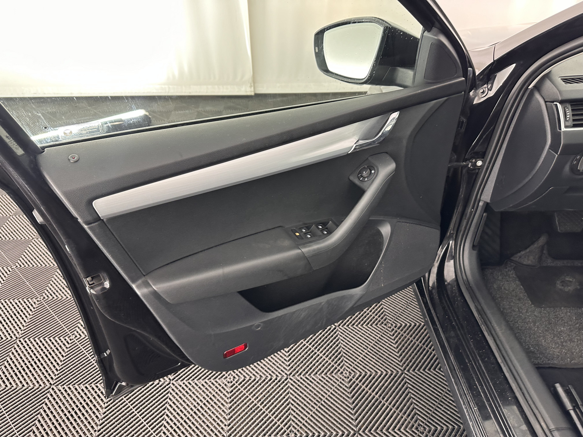 ŠKODA Octavia Combi 1.6 TDI Greentech Clever Edition Aut. *LEATHER-FABRIC | NAVI-FULLMAP | COMFORT-SEATS | DAB+ | HEATED-SEATS | AMUNDSEN-AUDIO | ECC | SHIFT-PADDLES | PARKPILOT | CRUISE | TOWBAR | 16''ALU *