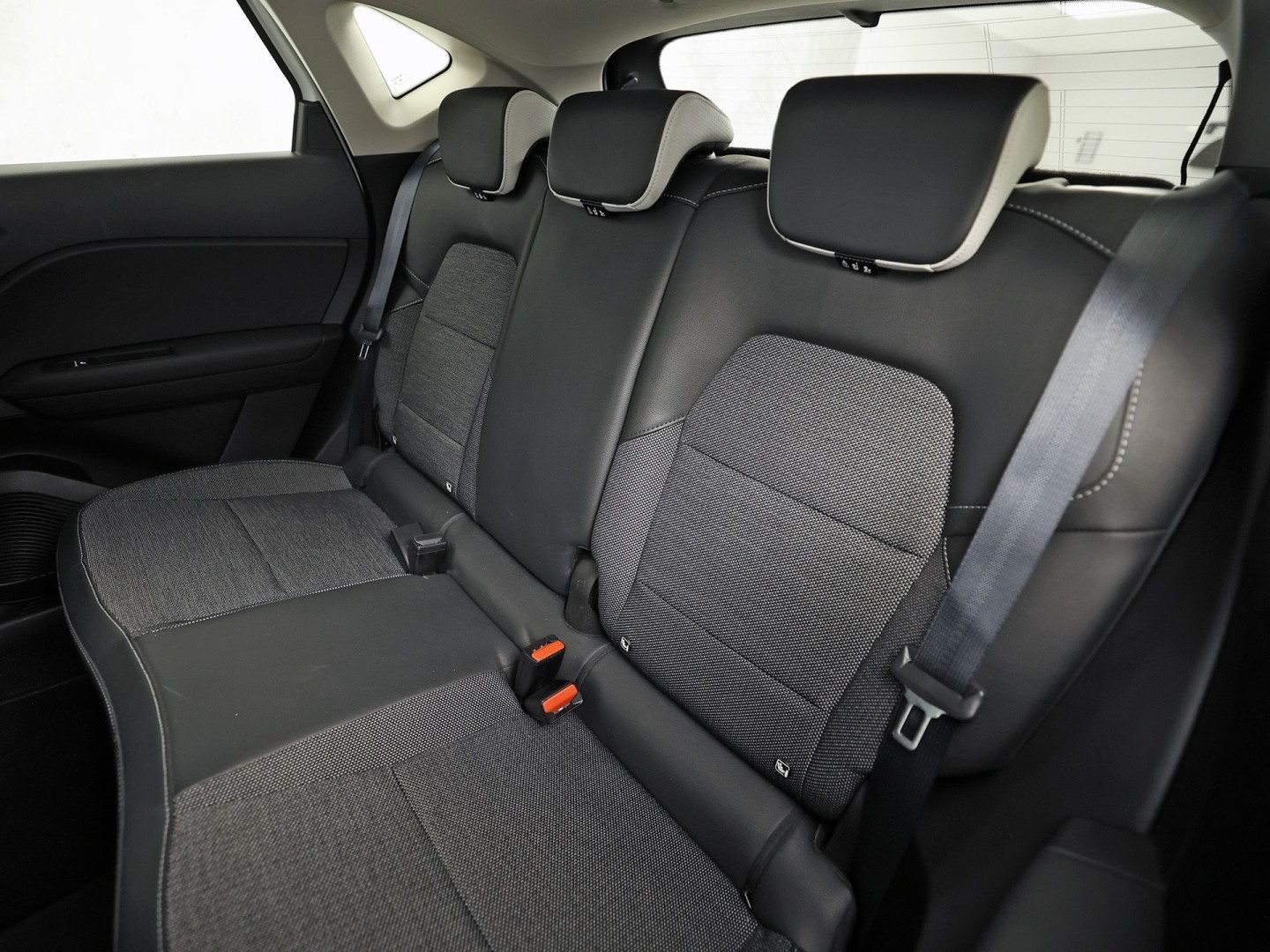 Renault Captur 1.3 TCe 140 Intens Sport 140Pk Automaat (VIRTUAL COCKPIT, APPLE CARPLAY, GROOT NAVI, CAMERA, CLIMATE, SPORTSTOELEN, LEDER, GETINT GLAS, CRUISE, NIEUWSTAAT)