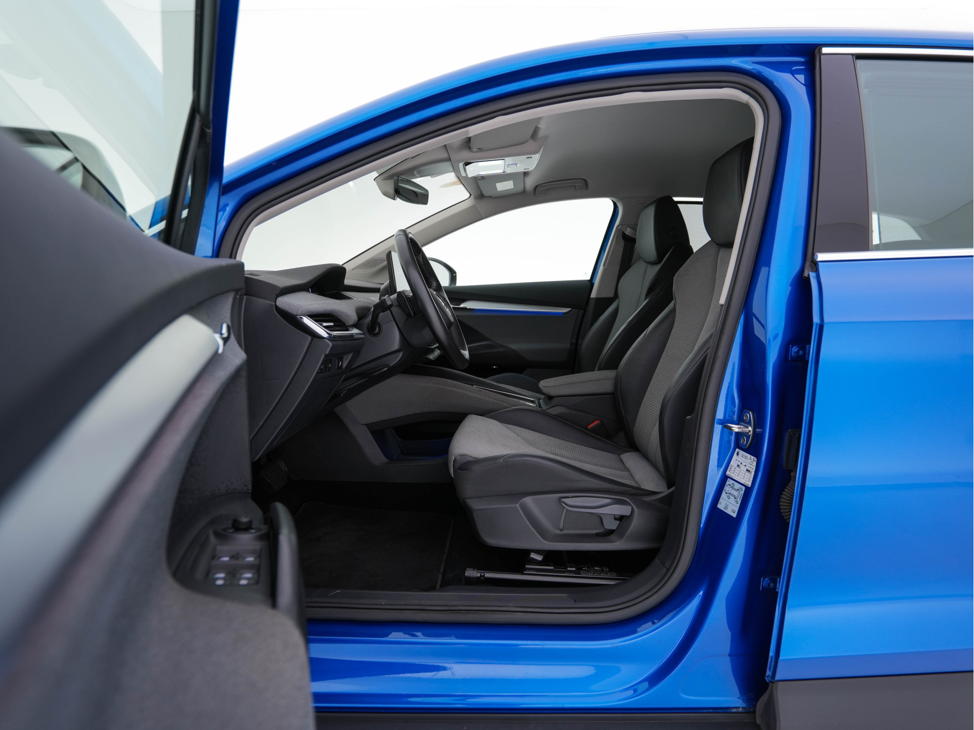 ŠKODA Enyaq iV 80 [ 3-Fase ] {SOH-88% } (INCL-BTW) *LEATHER-FABRIC | FULL-LED | DIGI-COCKPIT | CAMERA | KEYLESS | NAVI-FULLMAP | AMBIENT-LIGHT | ECC | HEATED-COMFORTSEATS | DAB+ | PDC | CRUISE | CARPLAY | TOWBAR | 19"ALU*