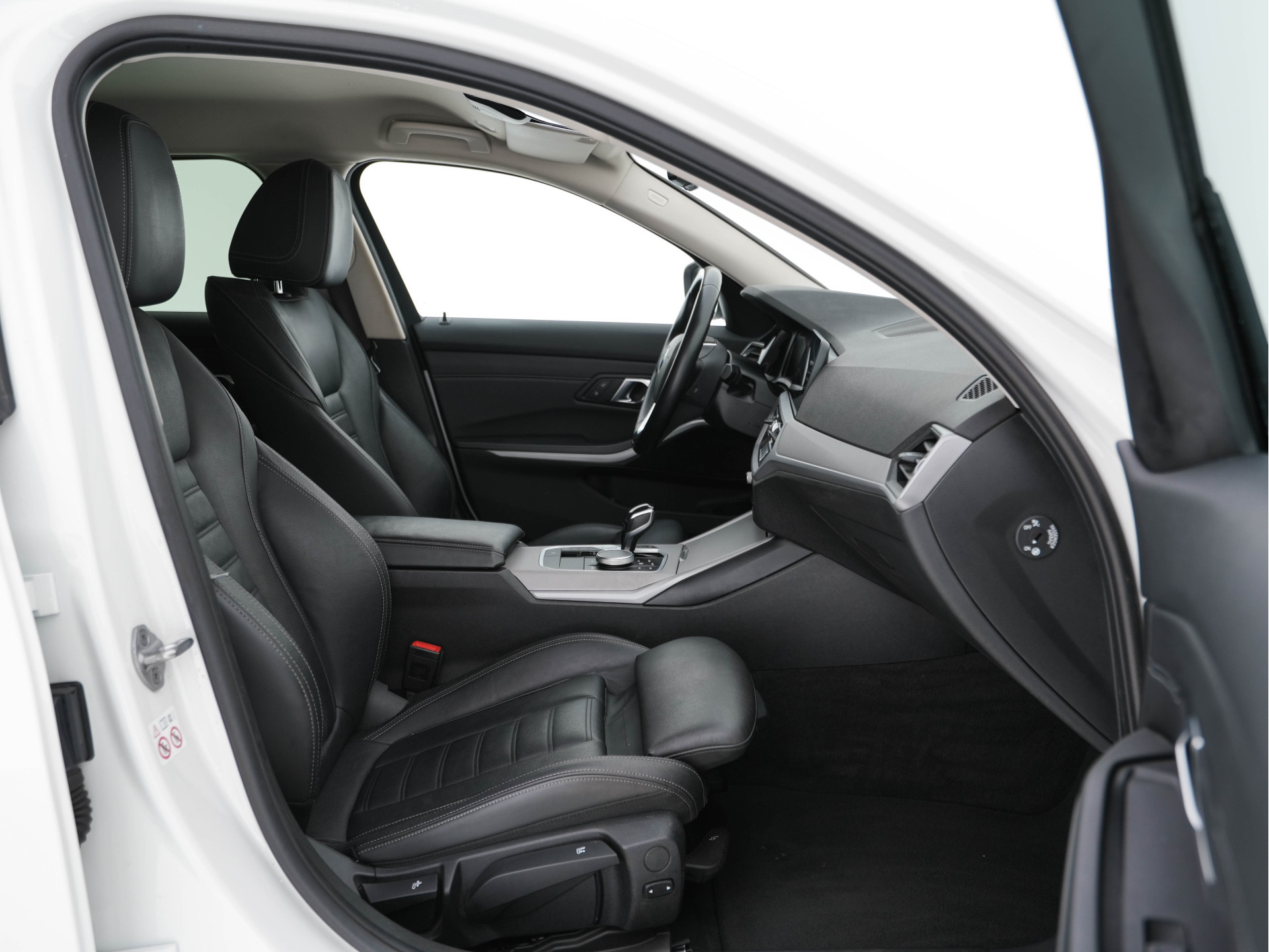 BMW 3-serie Touring 330e Plug-In (INCL-BTW) *LUXURY-LEATHER | NAVI-FULLMAP |  DIGI-COCKPIT | FULL-LED | DAB | ECC | PDC | ADAPTIVE-CRUISE | HEATED-SPORSEATS | KEYLESS | PRIVACY-GLASS | KEYLESS | CARPLAY | TOWBAR | 17"ALU*