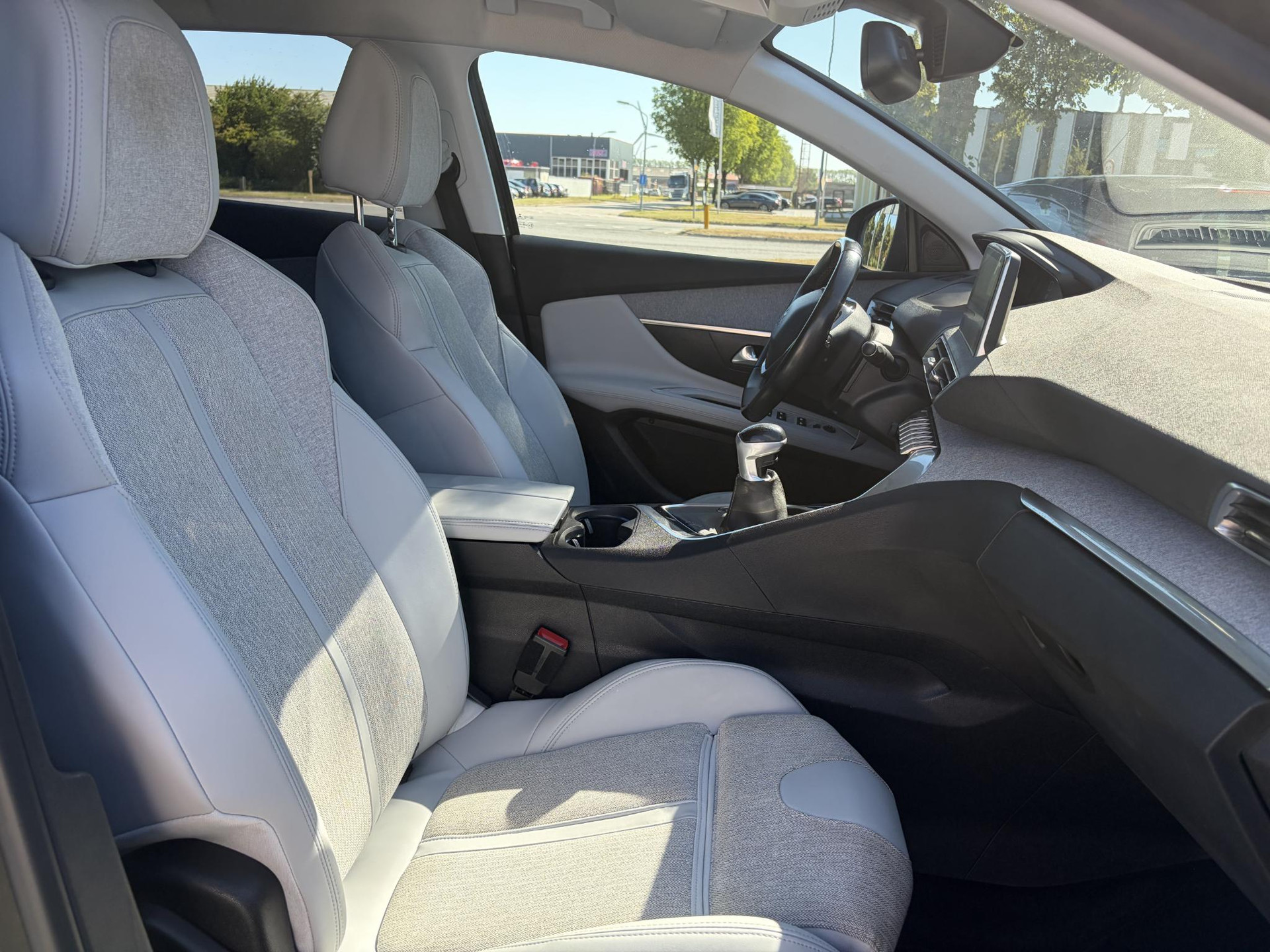 Peugeot 3008 1.2 PureTech Allure 2e Eigenaar l D-riem vv in 2023 l 360° Camera l Carplay l Dealer Onderhouden l Keyless l Stoelverwarming l Dodehoek l 6 Bak l Pdc V+A l 131pk l Bj 12-2017 l 19'' Lmv l Apk tot 12-2026