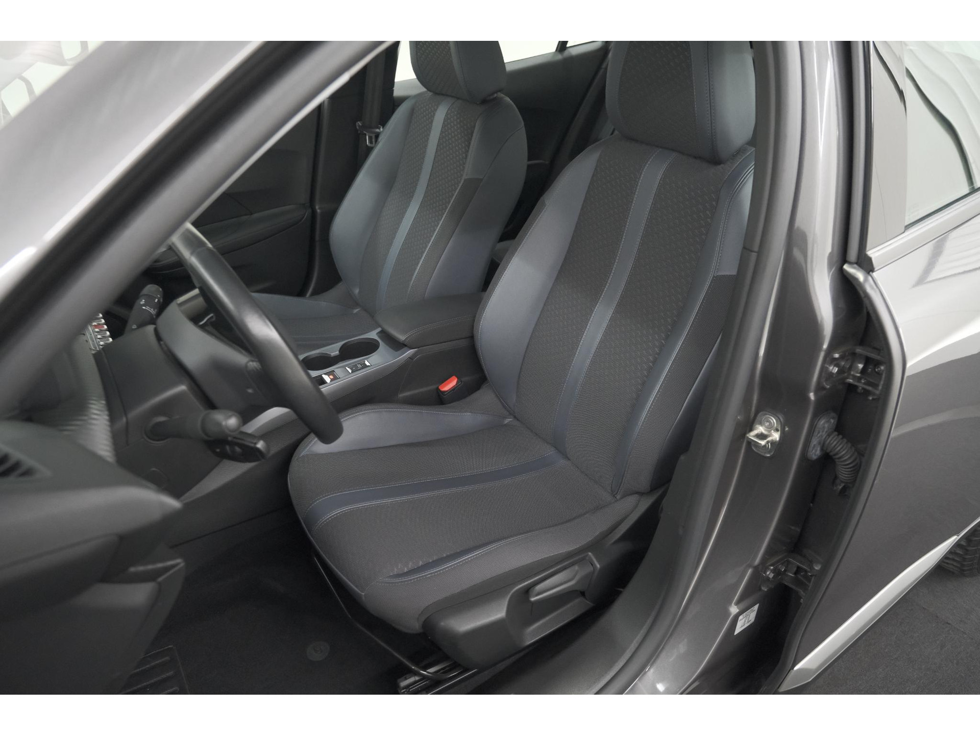 Peugeot 2008 PureTech 130 Allure | Camera | Stoelverwarming | Apple Carplay | Parkeersensoren voor + Achter