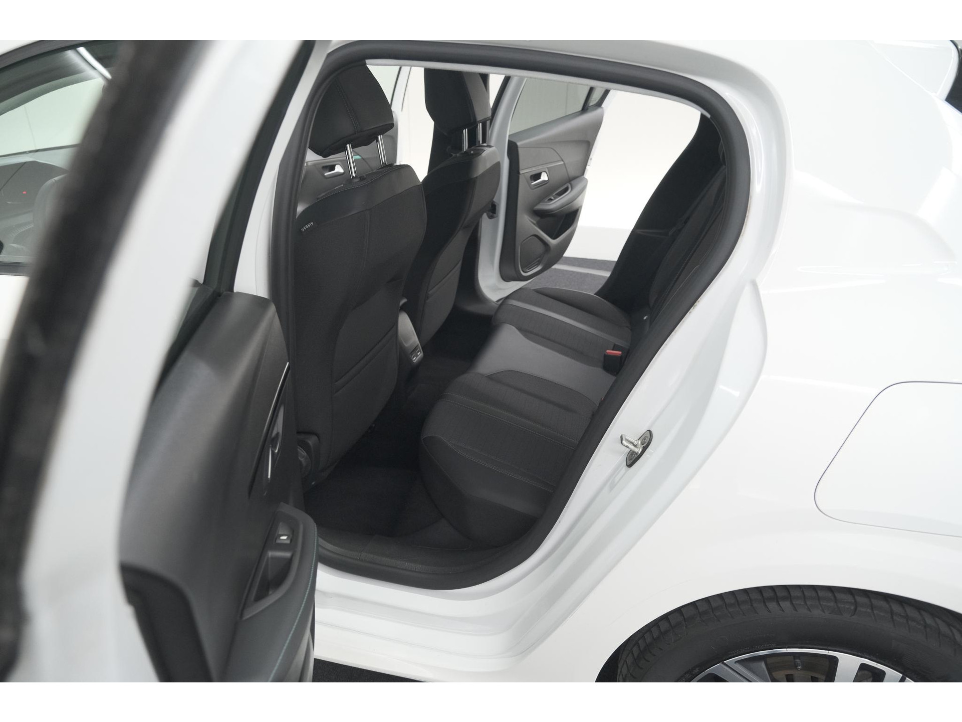 Peugeot 208 PureTech 100 PK Allure | Apple Carplay | Parkeersensoren | Lichtmetalen velgen
