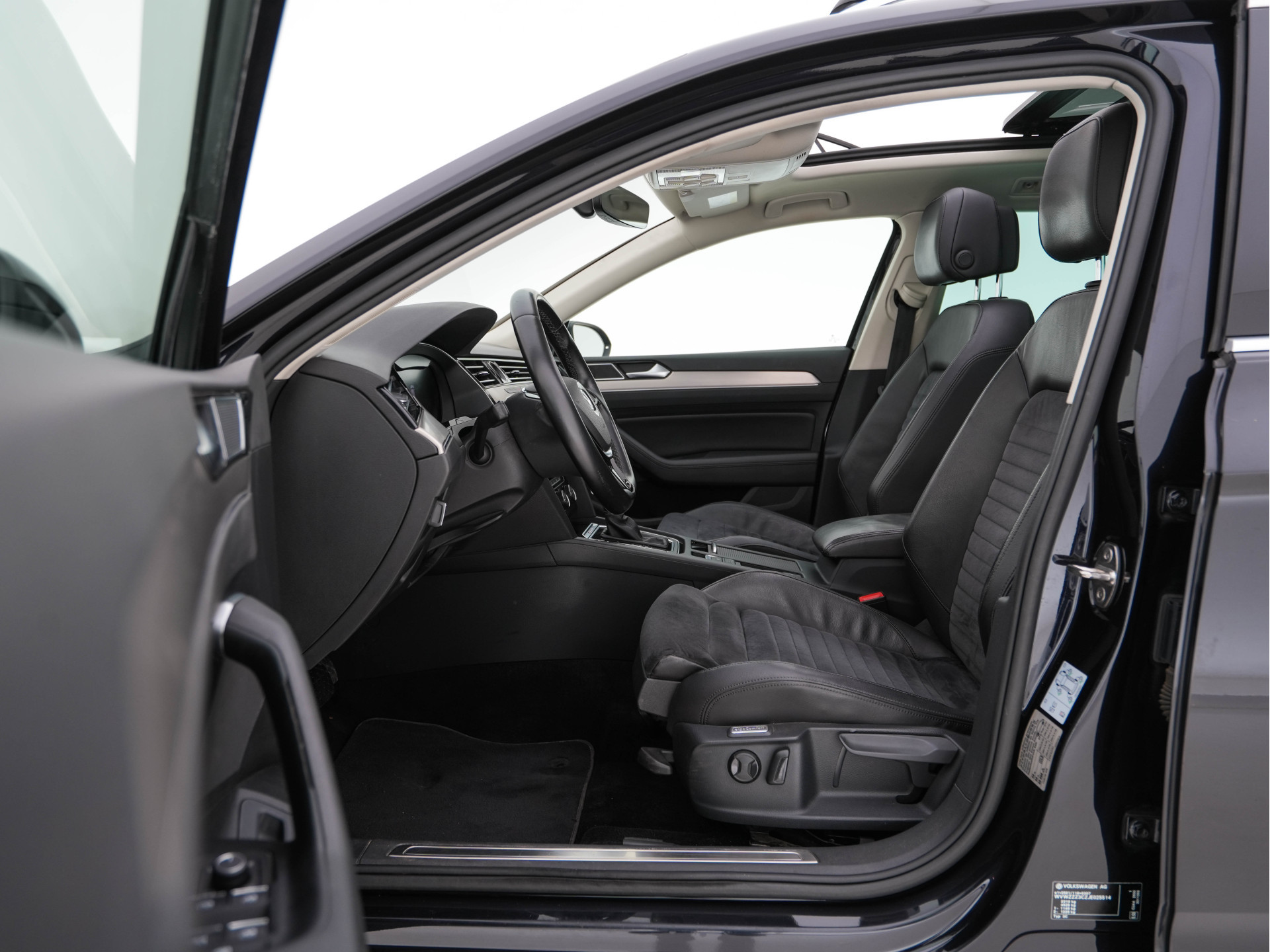 Volkswagen Passat Variant 2.0 BiTDI 4Motion Highline (INCL-BTW) Aut. *PANO | ADAPTIVE-CRUISE | DIGI-COCKPIT | NAVI-FULLMAP | LEATHER-ALCANTARA | FULL-LED | ERGONOMIC-COMFORTSEATS | KEYLESS | ECC | PARKPILOT | TOWBAR | 17''ALU*