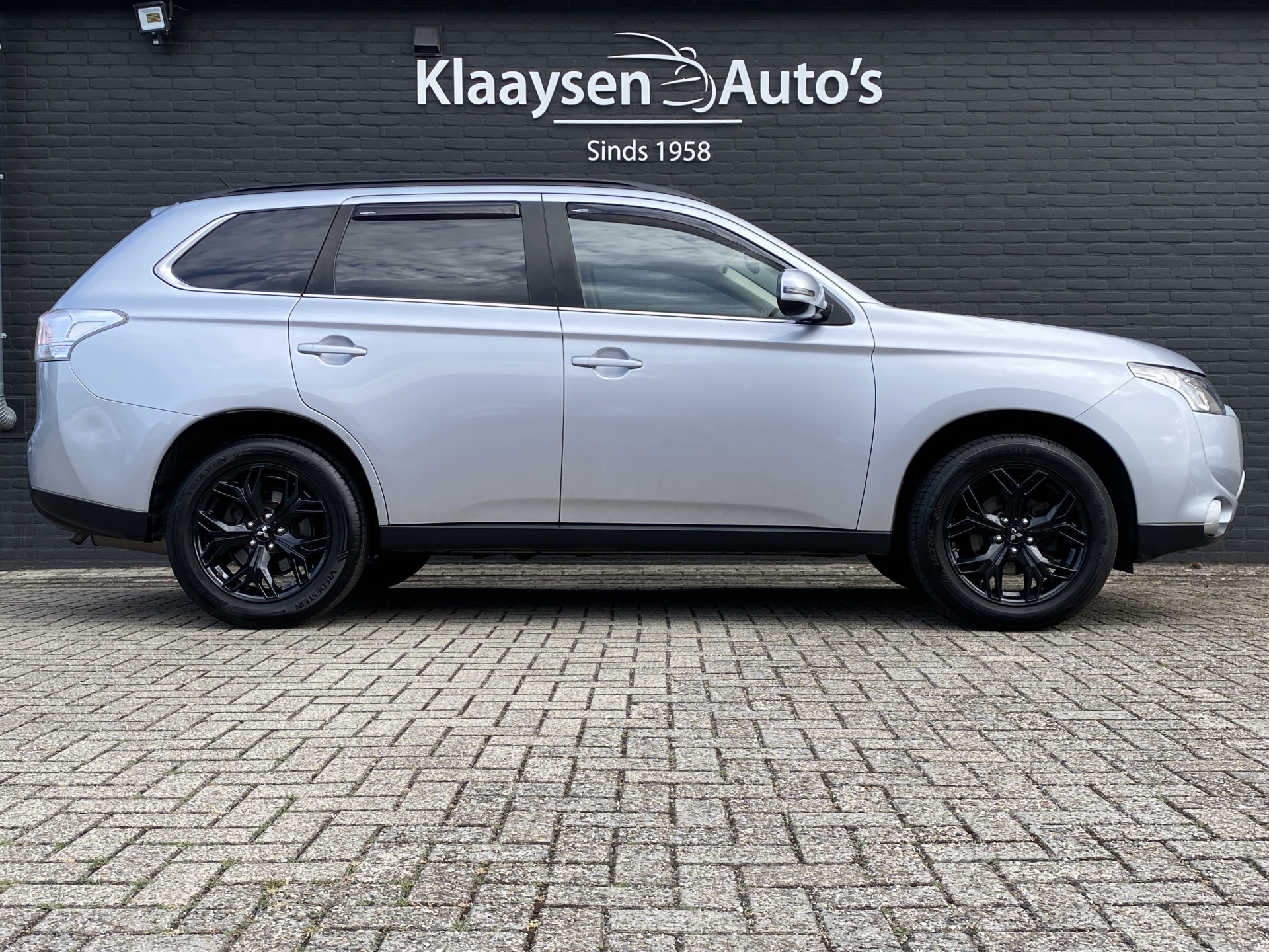 Mitsubishi Outlander 2.0 Intense 150 pk AUT. | dealer onderh. | lichtmetaal 18 inch | trekhaak | cruise control | apple carplay - android