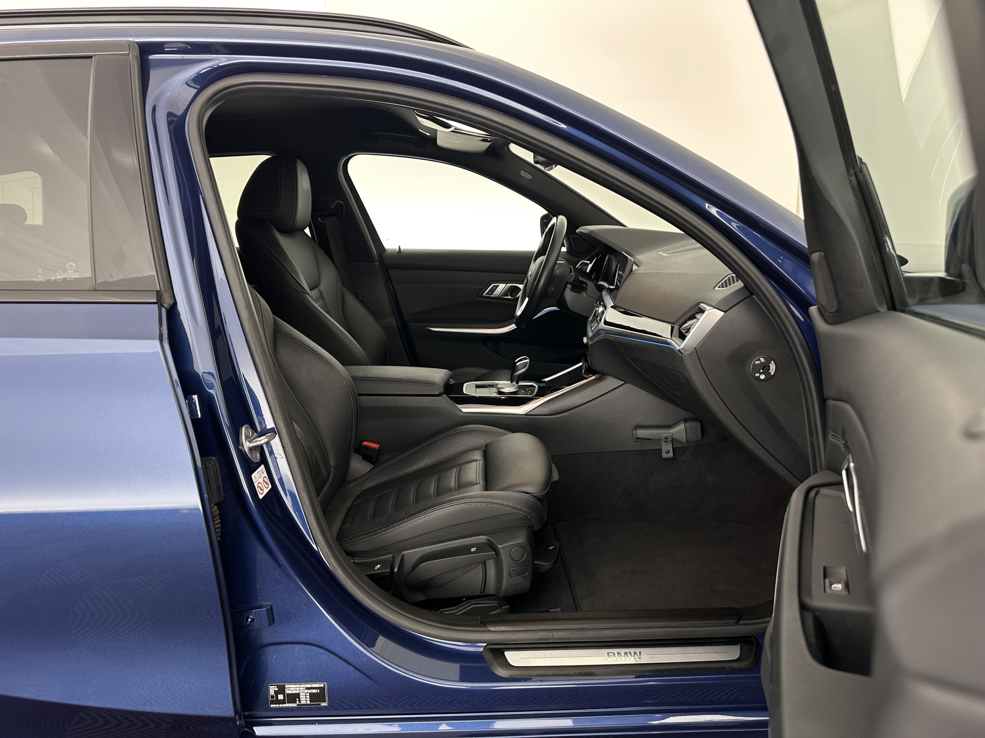 BMW 3-serie Touring 320e Business Edition Plus [Plug-In] (INCL-BTW) Aut. *LEATHER | FULL-LED | HEATED-SPORTSEATS | DIGI-COCKPIT | HIFI-SOUND | NAVI-FULLMAP | PRIVACYGLASS | PDC | AMBIENTLIGHT | DAB | KEYLESS | TOWBAR | 17"ALU* *