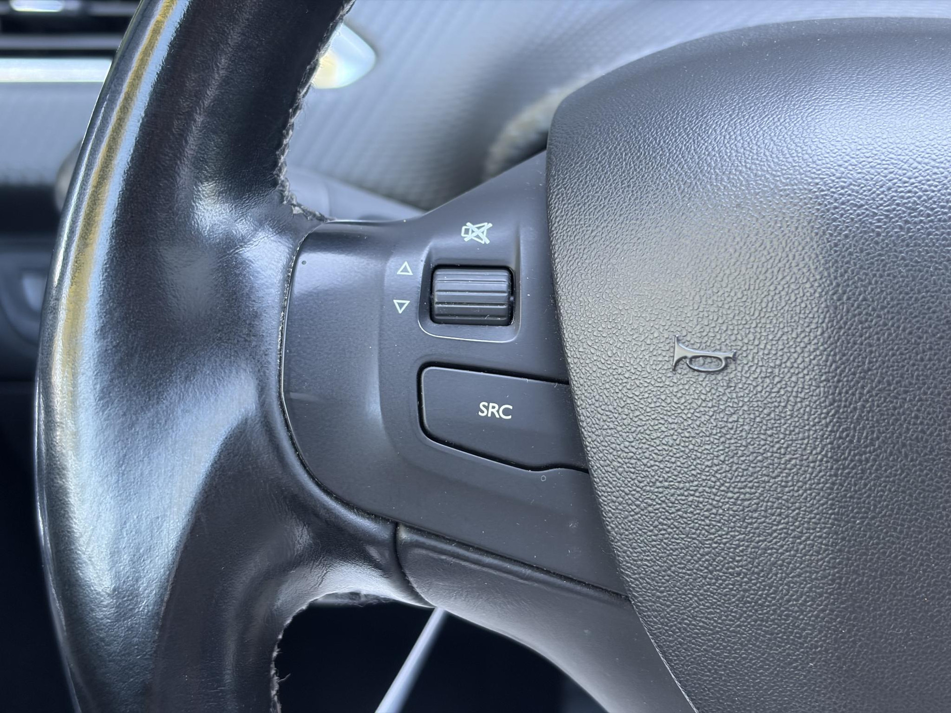 Peugeot 2008 1.2 PureTech Allure D-riem vv in 02-2026 l Pano l Carplay l Camera l Halfleder l 110pk l Dealer Onderhouden l 2e Eigenaar l Navi l Clima l Cruise l Pdc l Lm velgen l Apk tot 02-2027