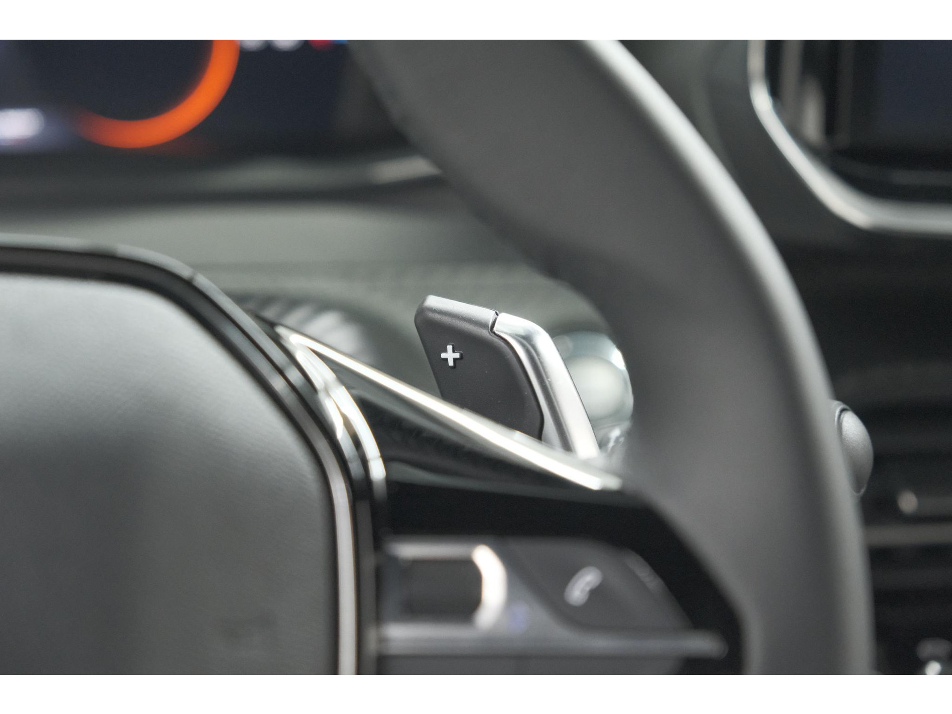 Peugeot 2008 PureTech 130 EAT8 Allure | 100% Benzine | Parkeersensoren Voor + Achter | Apple CarPlay | Climate Control