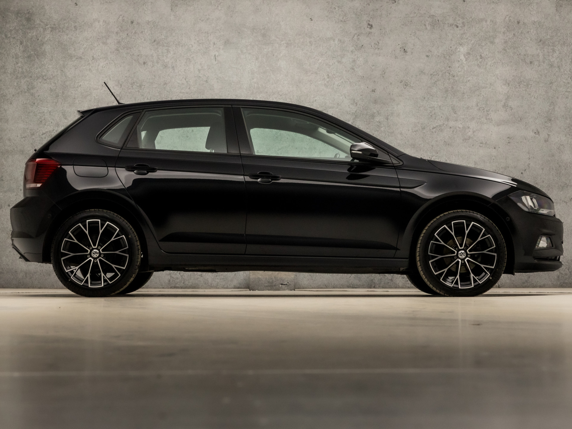 Volkswagen Polo 1.0 TSI Sportline (APPLE CARPLAY, GROOT NAVI, CLIMATE, CAMERA, SPORTSTOELEN, LM VELGEN, ADAPTIVE CRUISE, MODE KNOP, PARKEER ASSISTENT, PARKEERSENSOREN, NIEUWSTAAT)