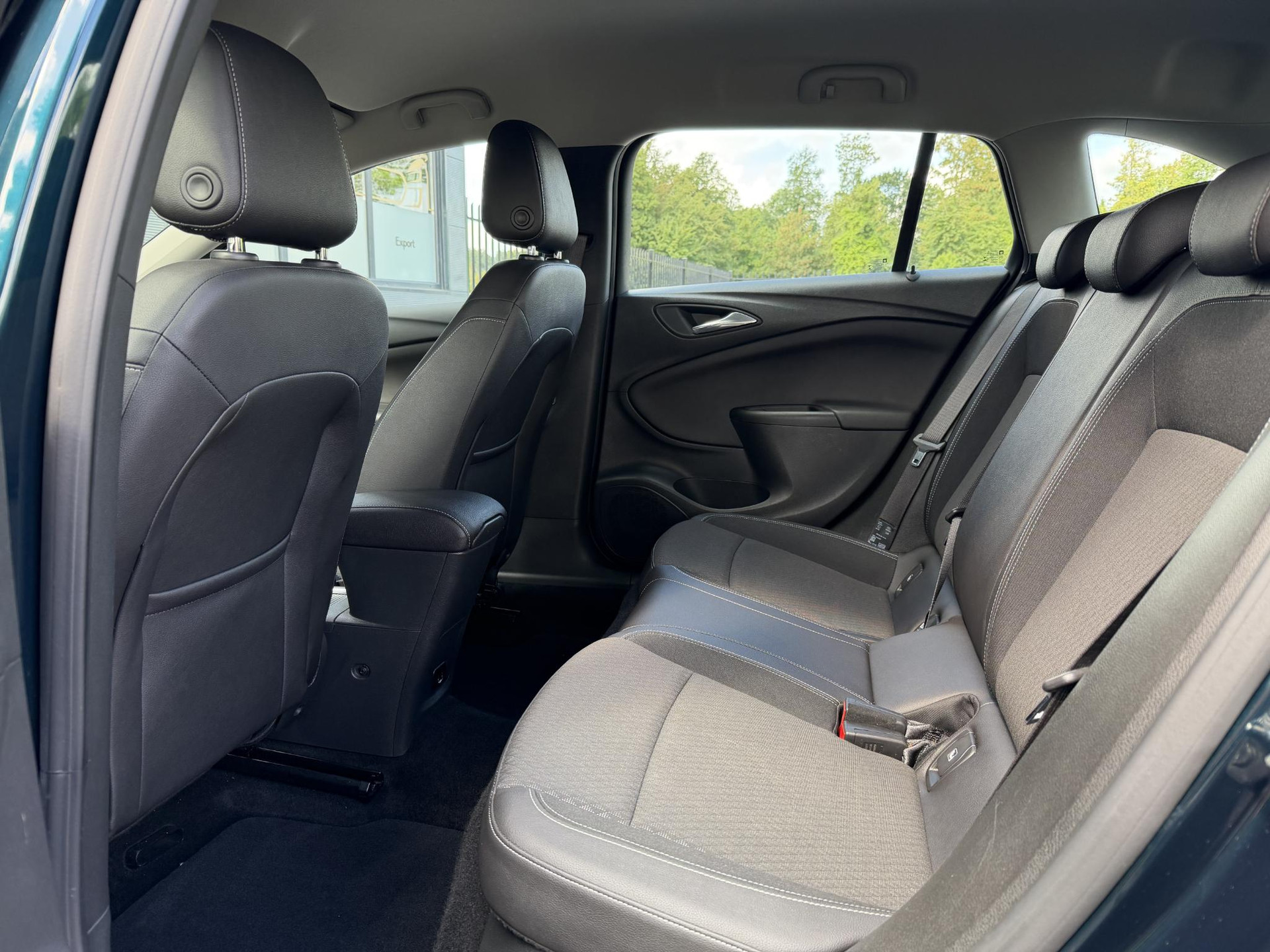 Opel Astra Sports Tourer 1.4 Innovation 2e Eigenaar,Apple Carplay/Android Auto,150pk,Halfleder,Trekhaak,Keyless,Clima,Cruise,Lm velgen,Pdc V+A,N.A.P,Dealer Onderhouden,Rijstrooksensor,Apk tot 03-2027