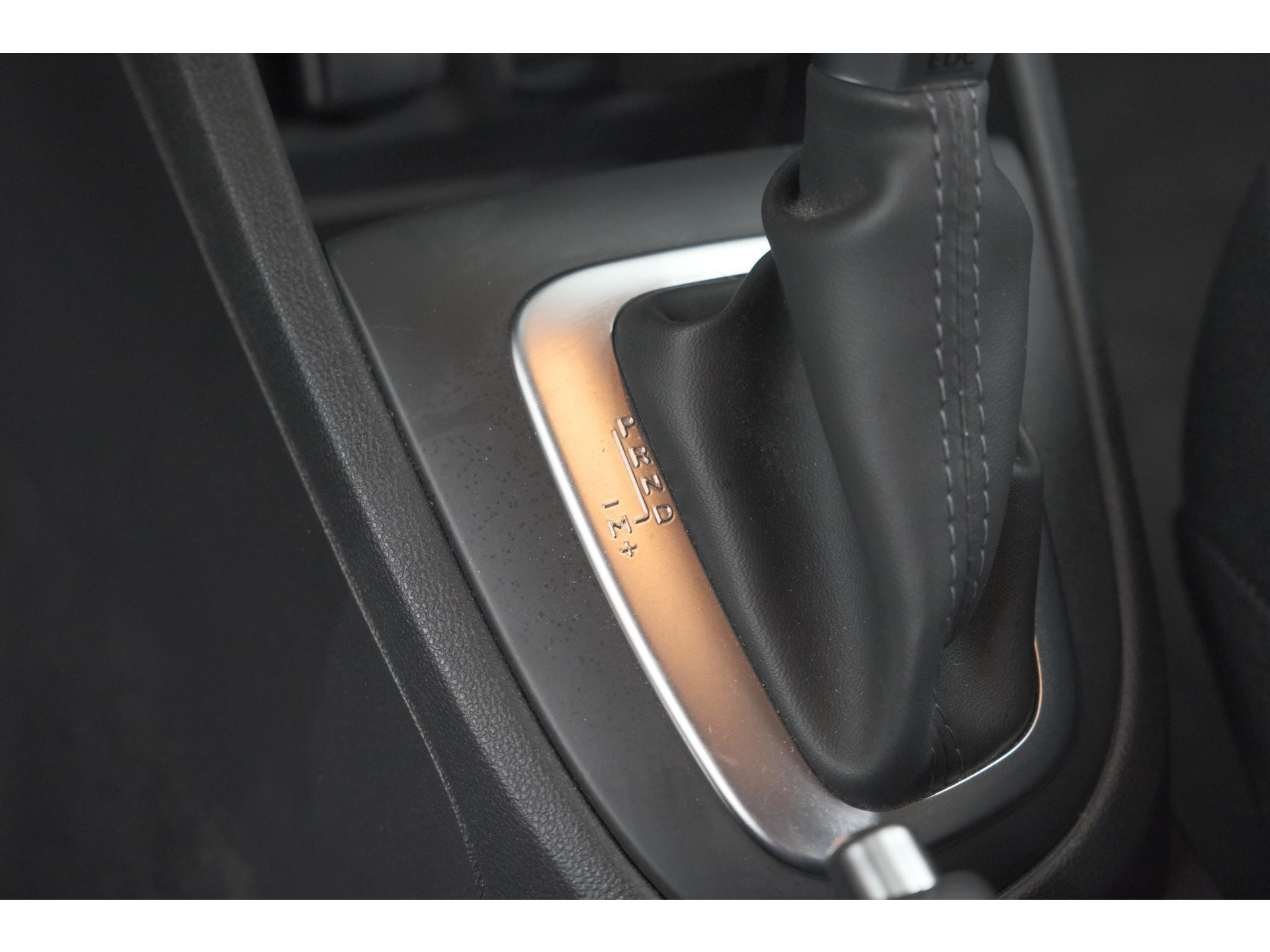Renault Captur TCe 120 EDC Intens | Trekhaak | Camera | Navigatie | Parkeersensoren