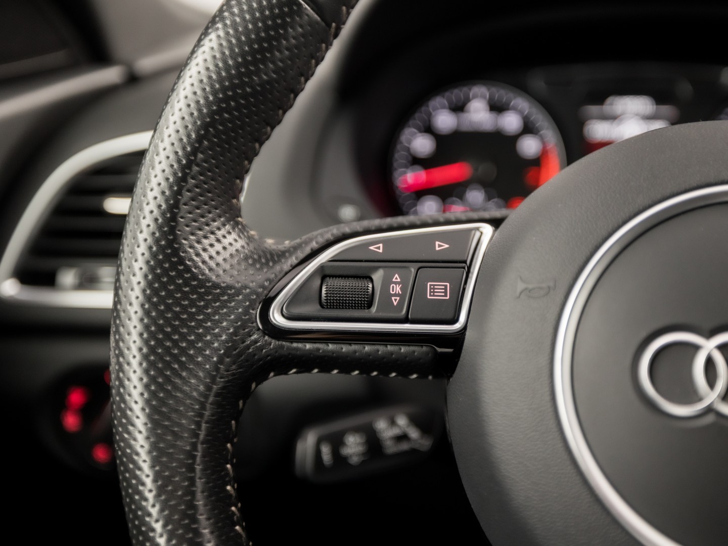 Audi Q3 1.4 TFSI S-Line Sport 150Pk Automaat (2X S-LINE, NAVIGATIE, LEDER, STOELVERWARMING, SPORTSTOELEN, GETINT GLAS, TREKHAAK, NIEUWE APK, NIEUWSTAAT)