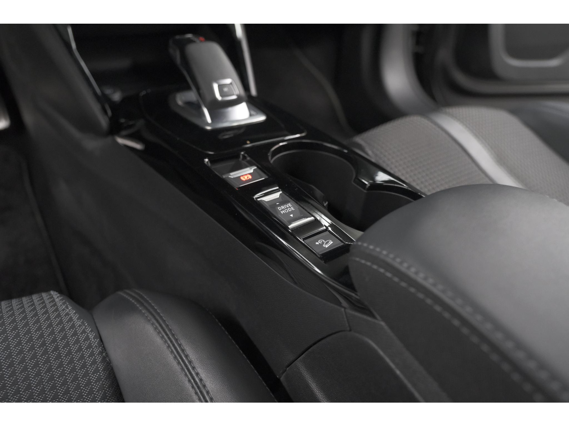 Peugeot 2008 PureTech 130 EAT8 GT | Camera | Dodehoekdetectie | Apple Carplay | Pack Winter