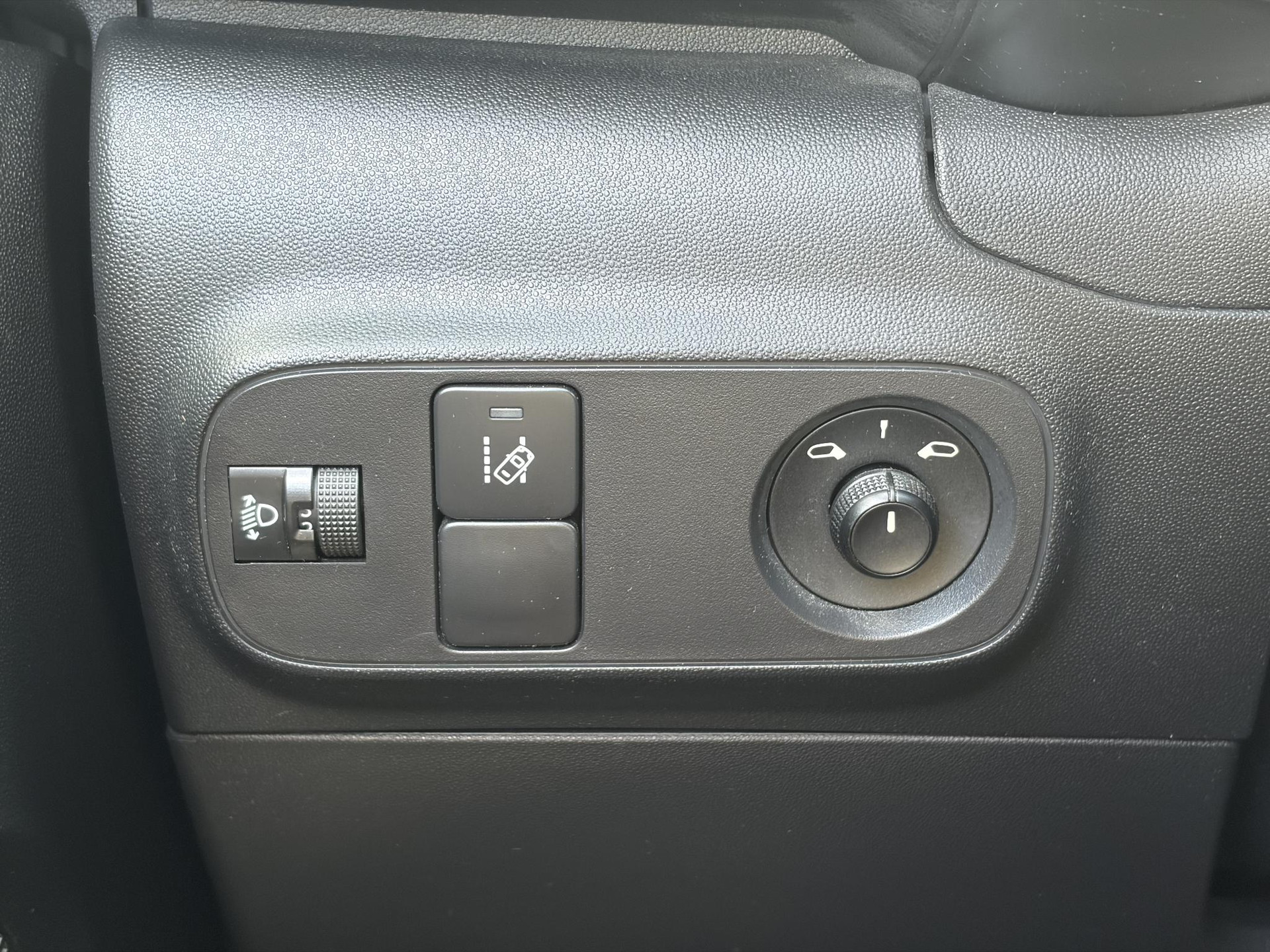 Citroen C3 1.2 PureTech Shine ✓Dealer Onderhouden✓2e Eigenaar✓Carplay✓Camera✓Navi✓Clima✓Cruise✓Pdc V+A✓Keyless✓Halfleder✓Trekhaak✓Rijstrooksensor✓Dodehoeksensor✓17'' Lm velgen✓N.A.P✓Nieuwe Apk bij Aflevering