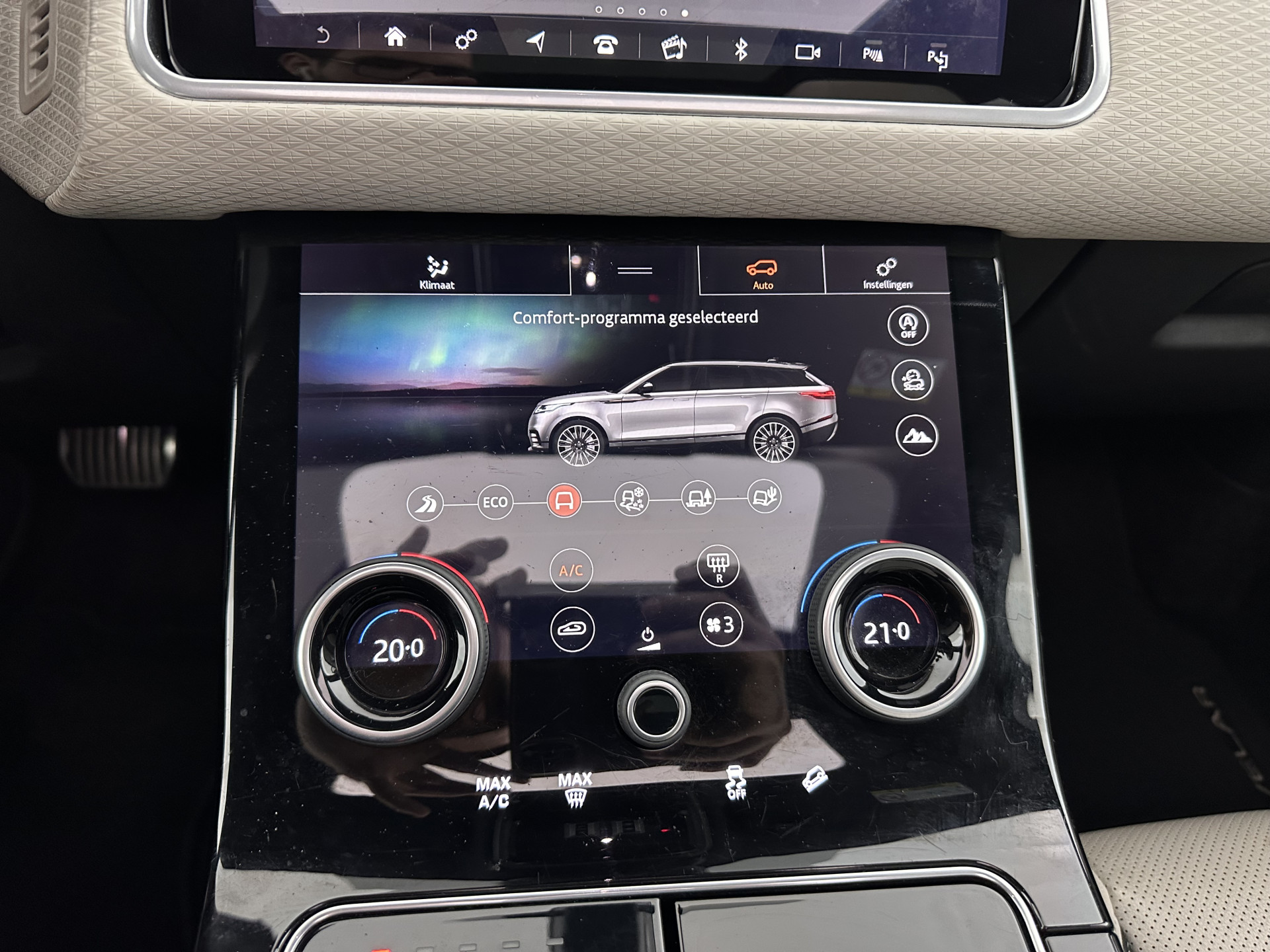 Land Rover Range Rover Velar 2.0 P300 Turbo AWD R-Dynamic HSE Aut. *PANO | HEAD-UP | LEATHER | MATRIX-LED | MEMORY-PACK | BLINDSPOT | MERIDIAN-SURROUND | DIGI-COCKPIT | CAMERA | KEYLESS | HEATED-COMFORTSEATS | PRIVACYGLASS | SHIFTPADDLES | TOWBAR | 22"A