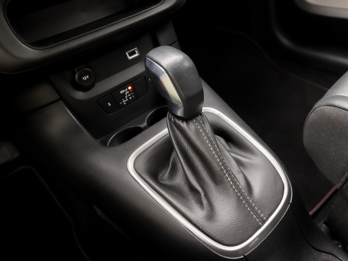 Citroën C3 1.2 PureTech Shine Sport Automaat (APPLE CARPLAY, GROOT NAVI, CAMERA, LEDER, STOELVERWARMING, SPORTSTOELEN, GETINT GLAS, CRUISE, NIEUWSTAAT)