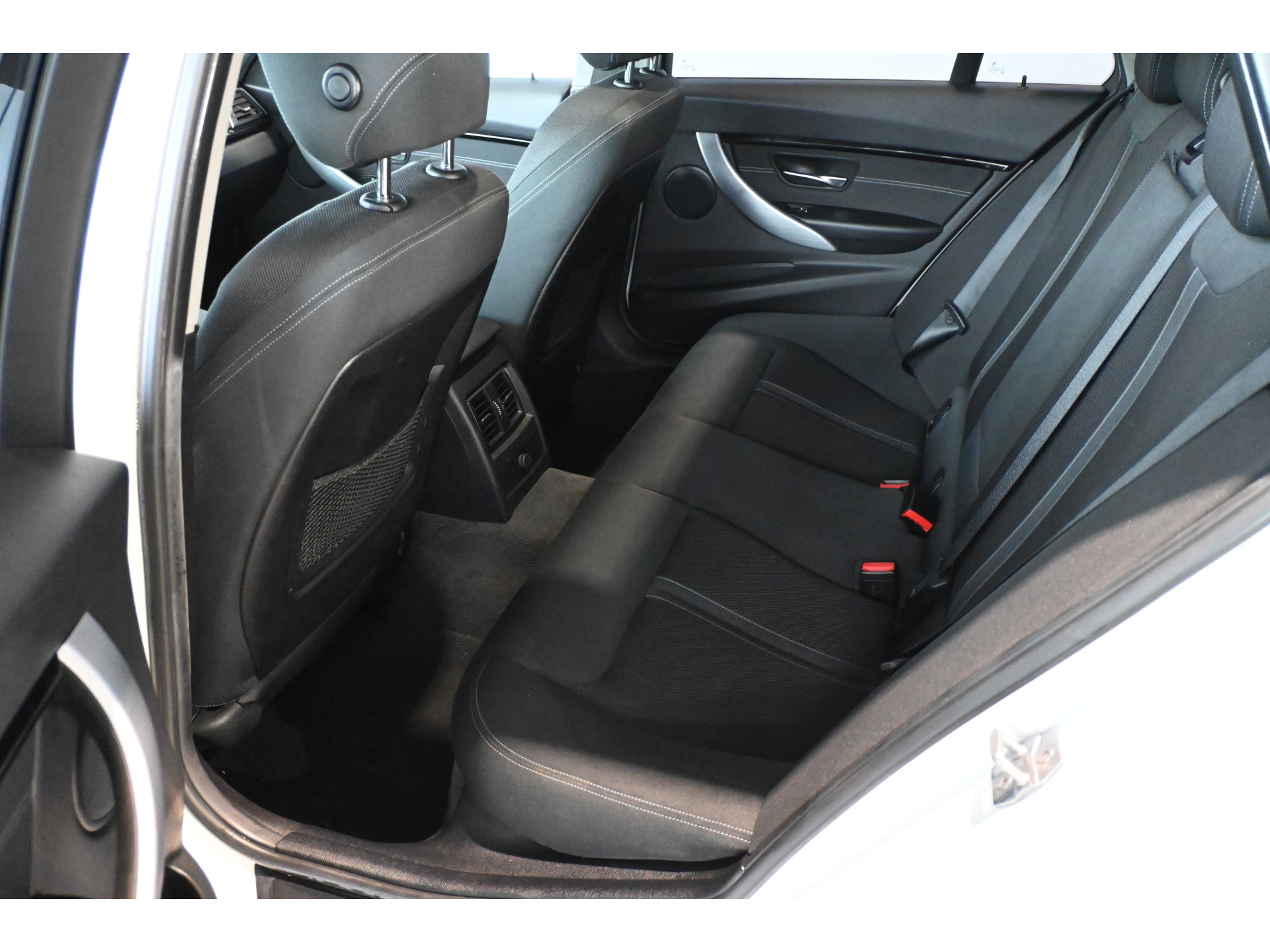 BMW 3-serie Touring 318i Luxury Clima Navigatie LED Panoramadak 18'Inch Goed Onderhouden! Inruil Mogelijk!