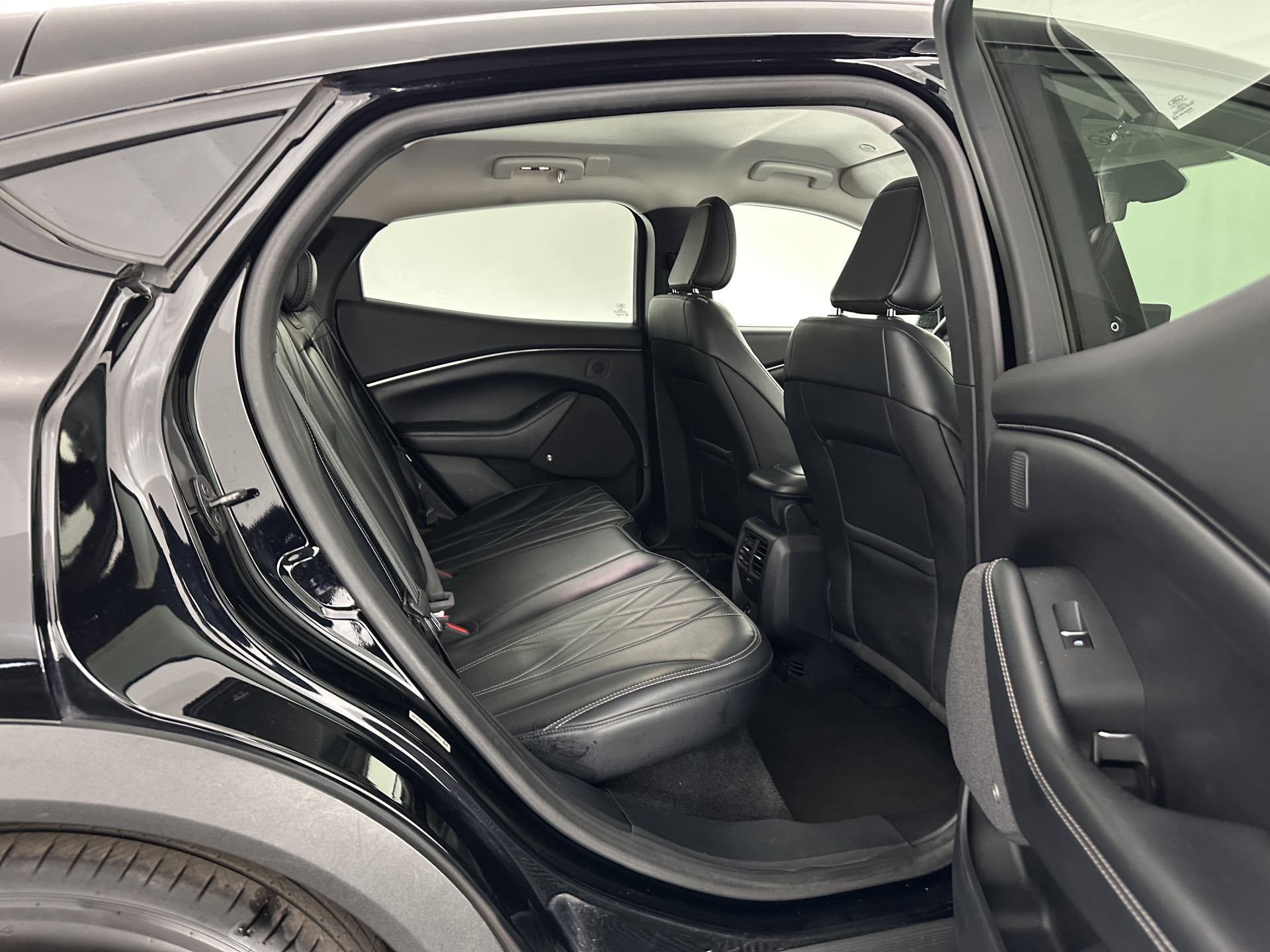 Ford Mustang Mach-E RWD 75 kWh [ 3-Fase-11kW ] {SOH-84%} (INCL-BTW) *LEATHER | FULL-LED | DAB | DIGI-COCKPIT | KEYLESS | NAVI-FULLMAP | CARPLAY | HEATED-COMFORTSEATS | TOPVIEW | ADAPTIVE-CRUISE | PRIVACY-GLASS | 18'' ALU*