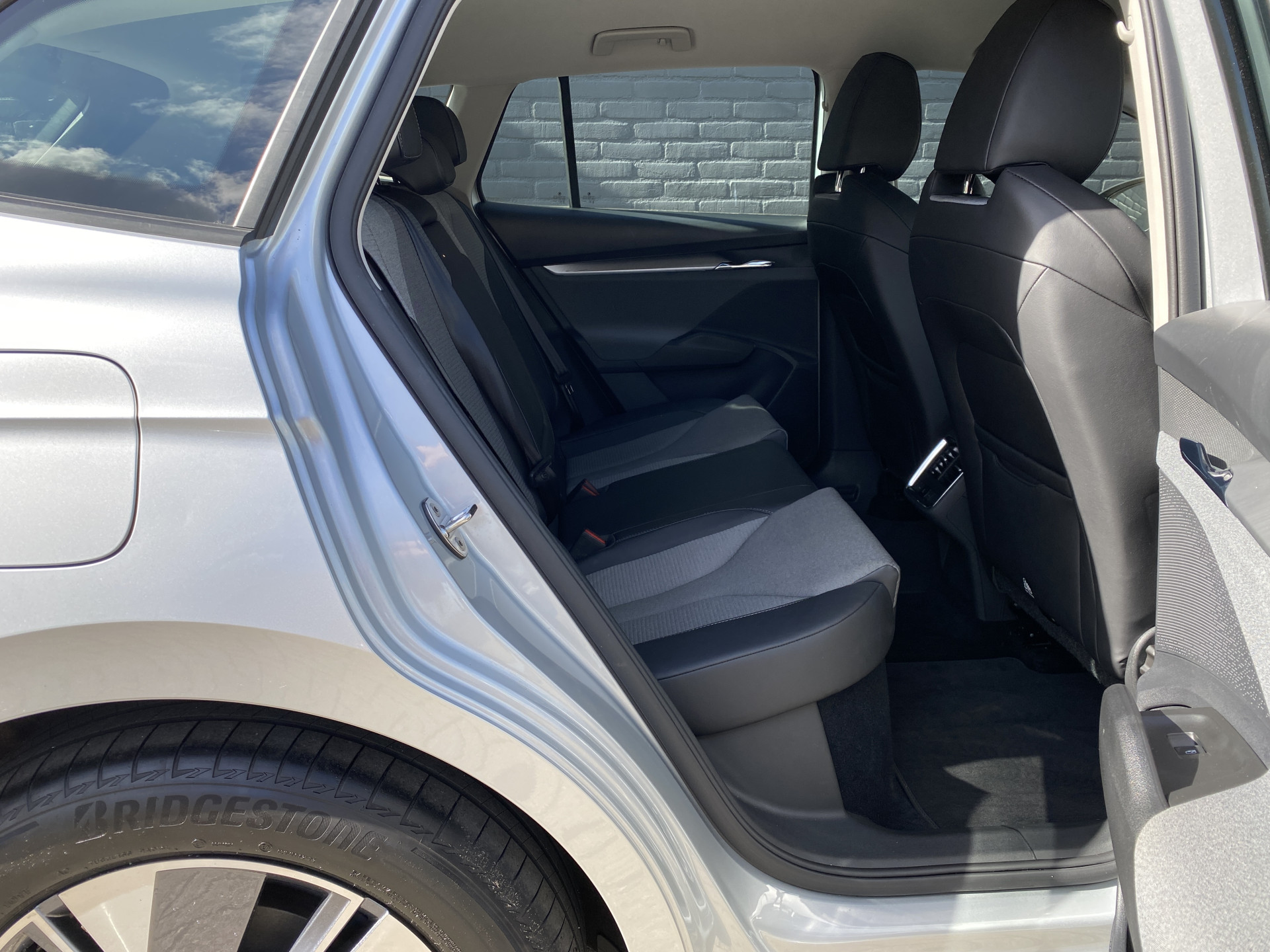 ŠKODA Enyaq iV 60 | 1e eigenaar | dealer onderhouden | navigatie | camera | sfeerverlichting | apple carplay | SOH 92%