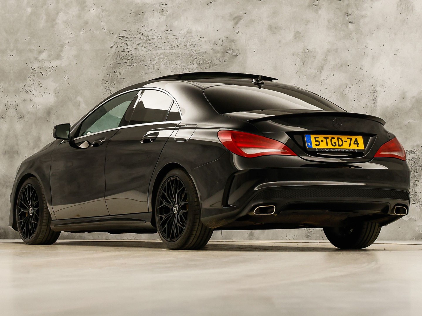 Mercedes-Benz CLA-Klasse 250 AMG Sport 211Pk Automaat (PANORAMADAK, STERRENHEMEL, NAVIGATIE, RODE GORDELS, LEDER/ALCANTARA, STOELVERWARMING, SPORTSTOELEN, GETINT GLAS, CRUISE, NIEUWSTAAT)